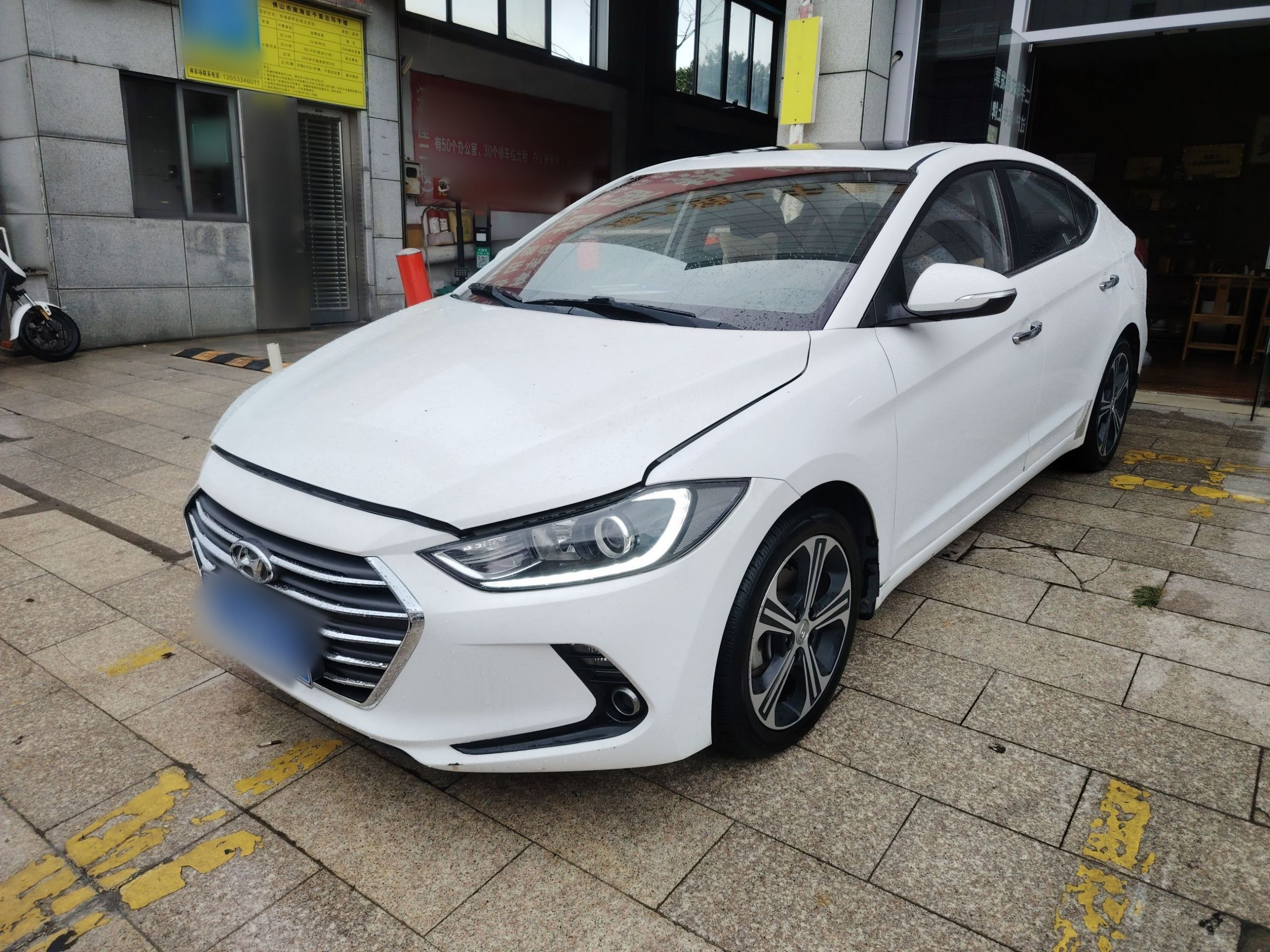 تحت مقدمة السيارة