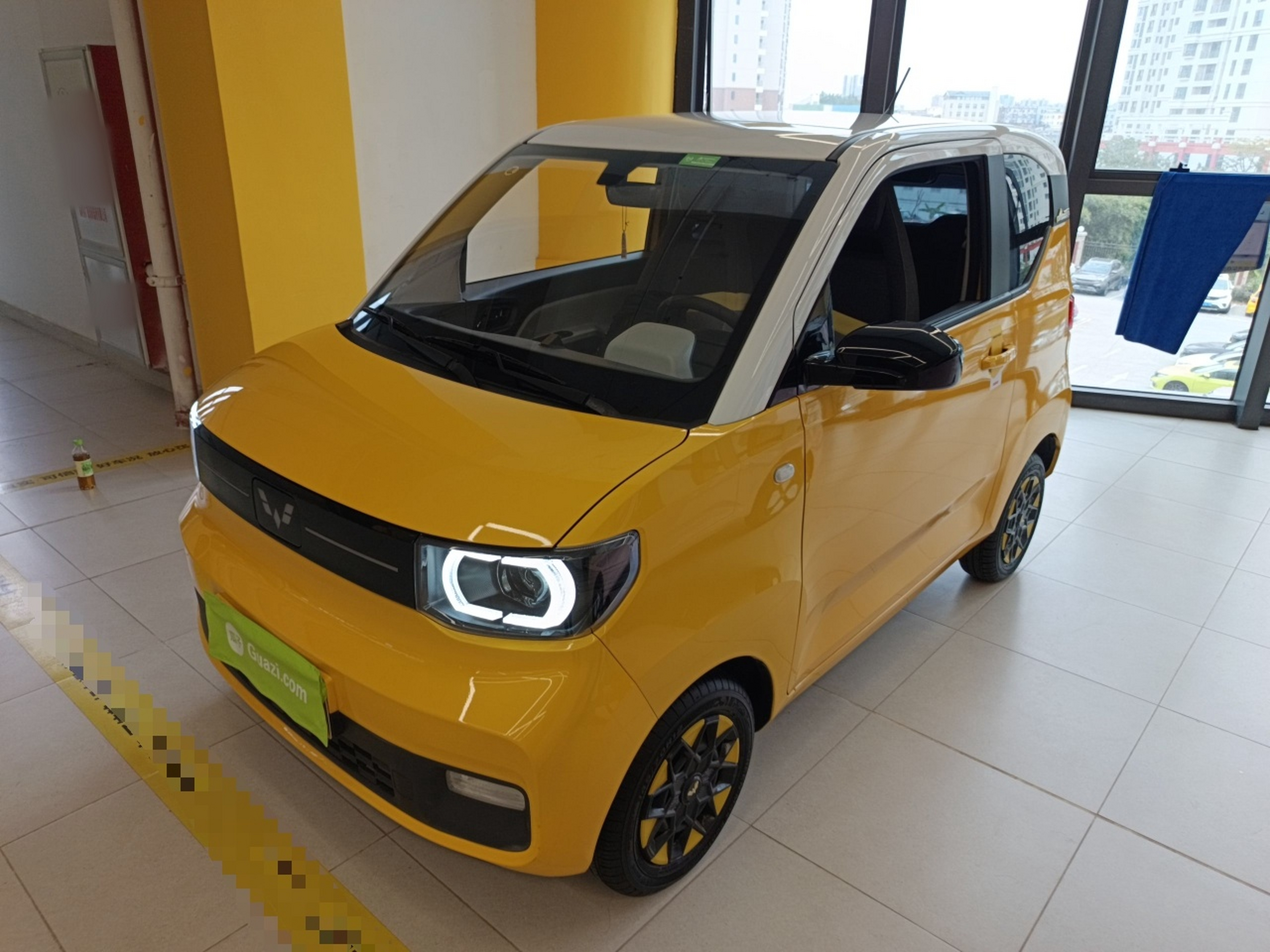 تحت مقدمة السيارة