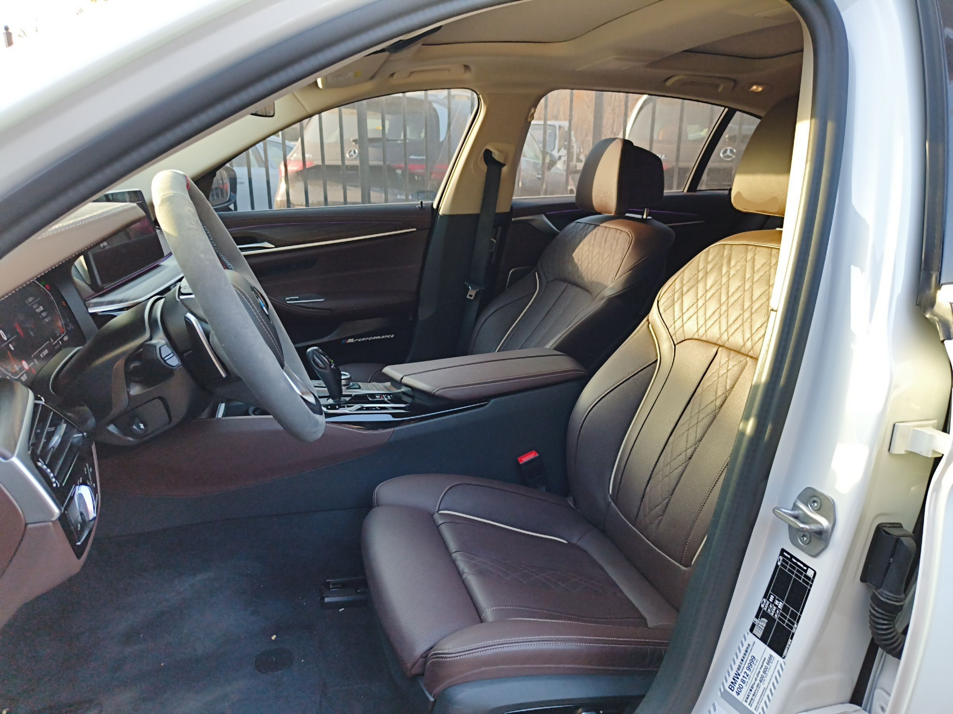 المقاعد الأمامية داخل السيارة