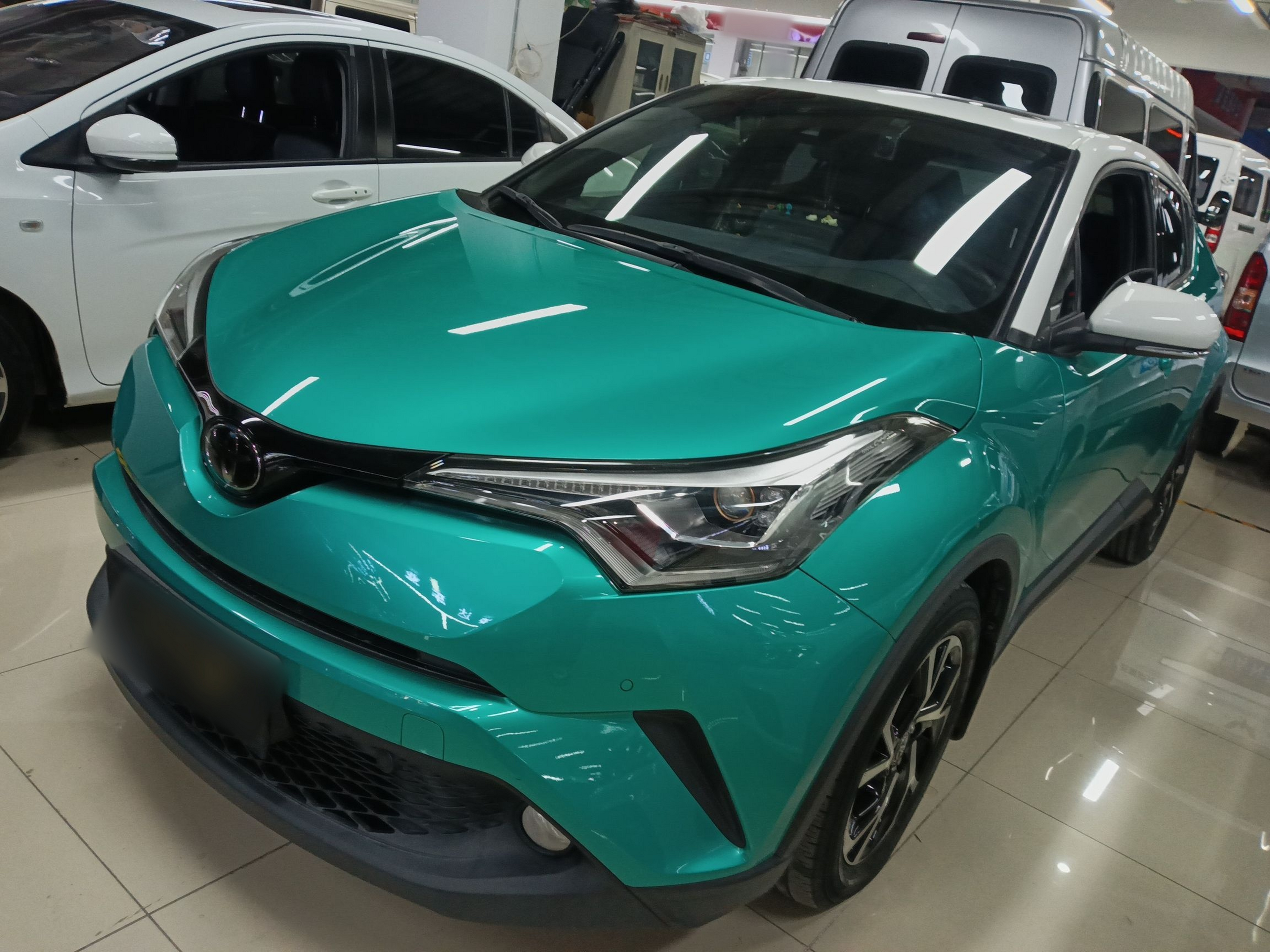 تحت مقدمة السيارة