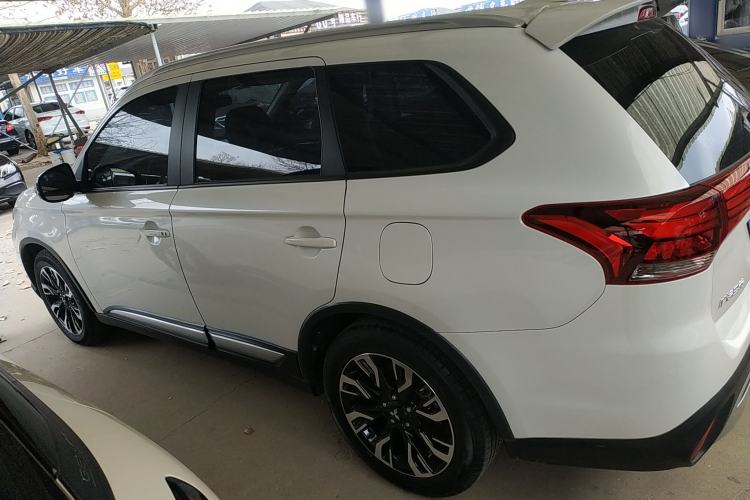 Used Mitsubishi Outlander 2020 2.0L Two-Wheel Drive Comfort Edition 7-Seater
