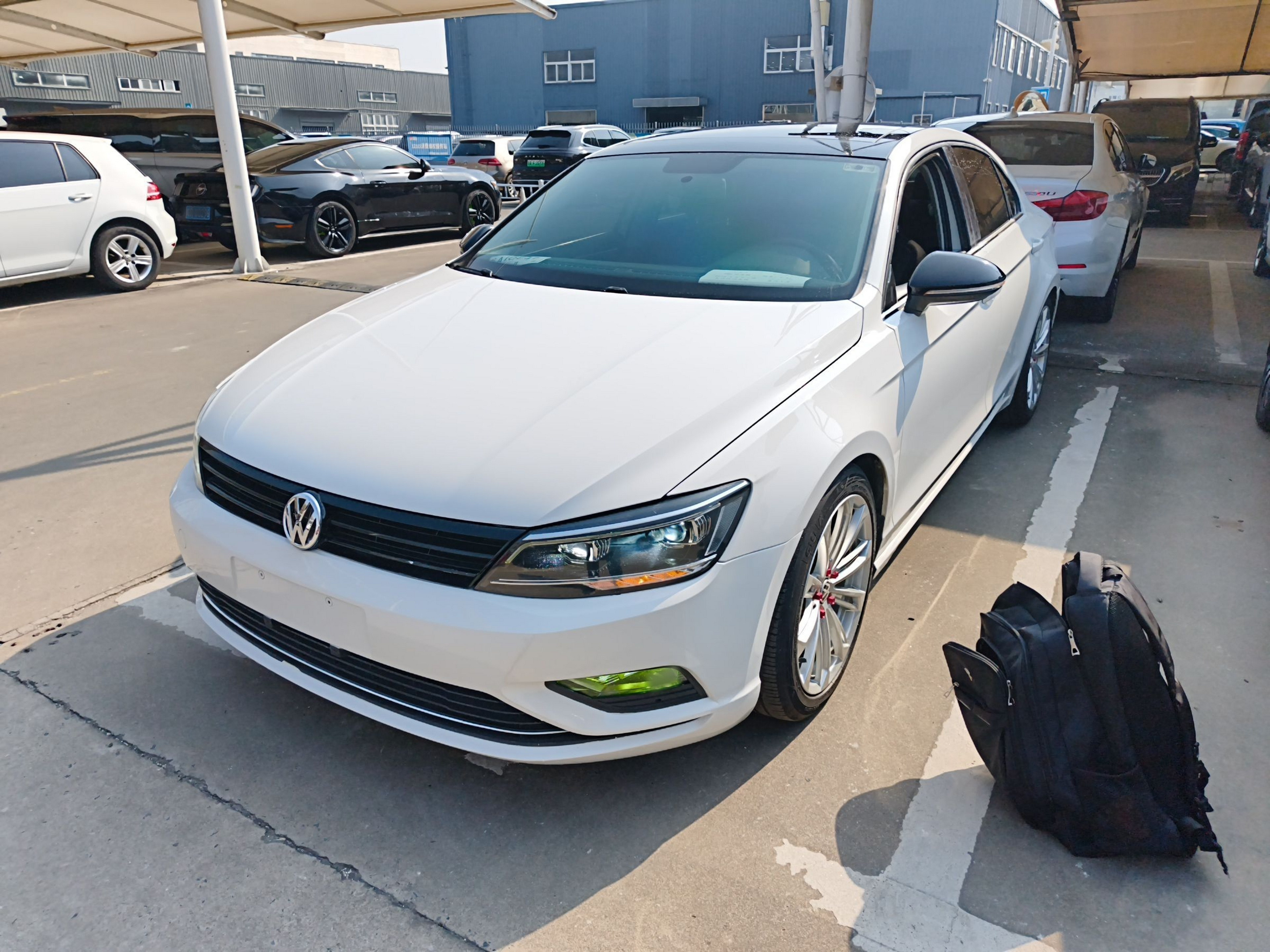 Под передней частью автомобиля