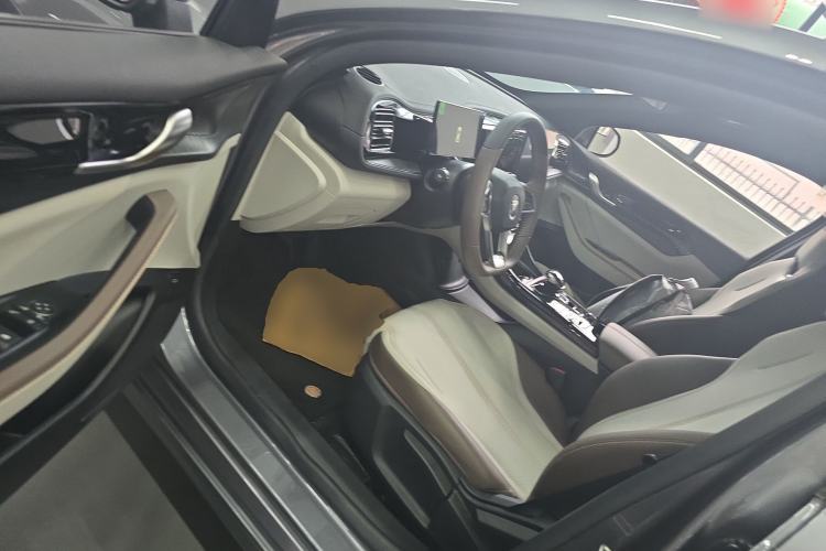 Used BYD Qin PLUS 2024 HONOR Edition DM-i 55KM Leading Model
