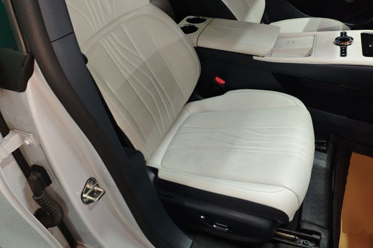 Used  E8 2024 550 km Range Rear-Drive MAX
