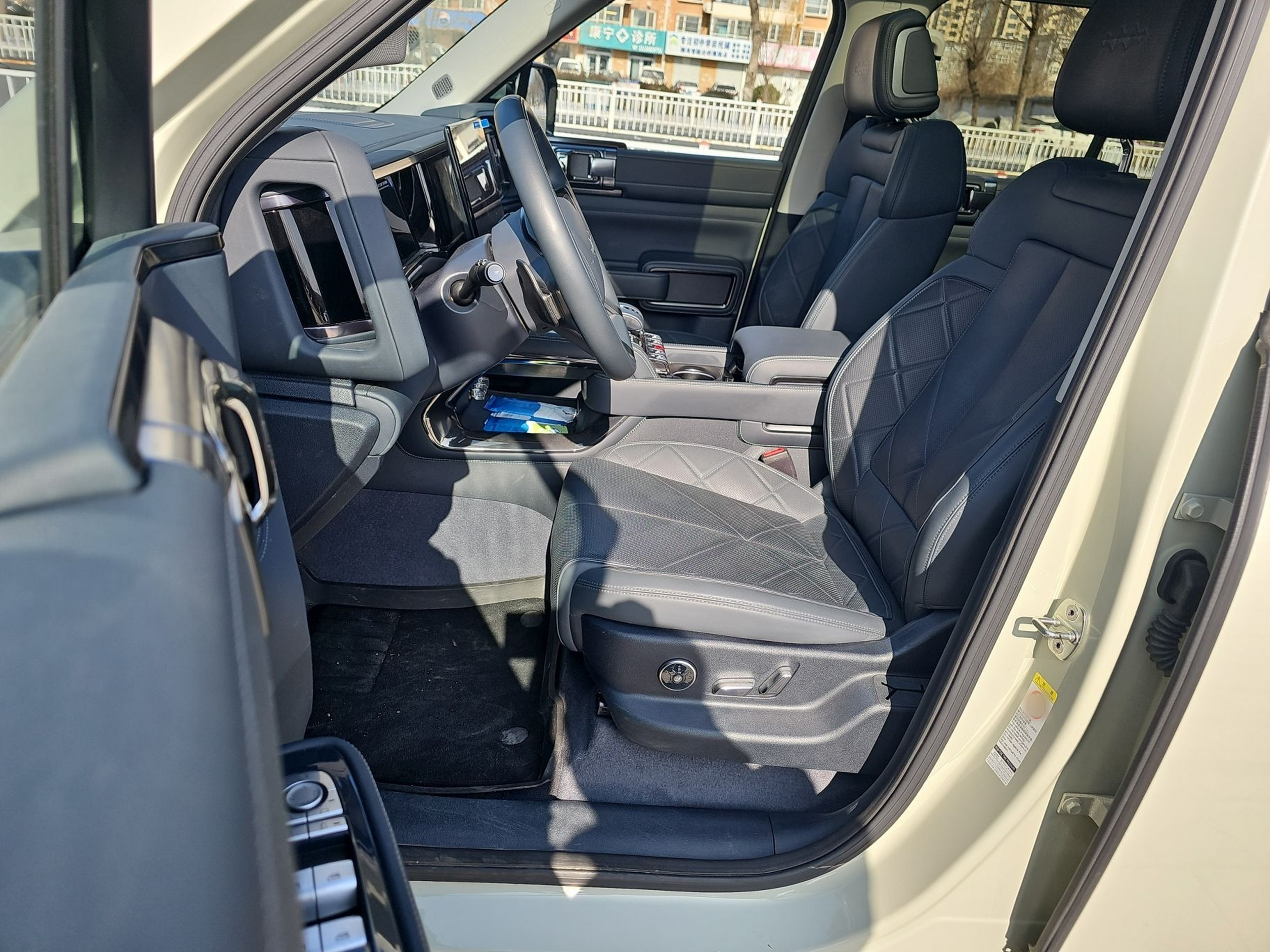 المقاعد الأمامية داخل السيارة