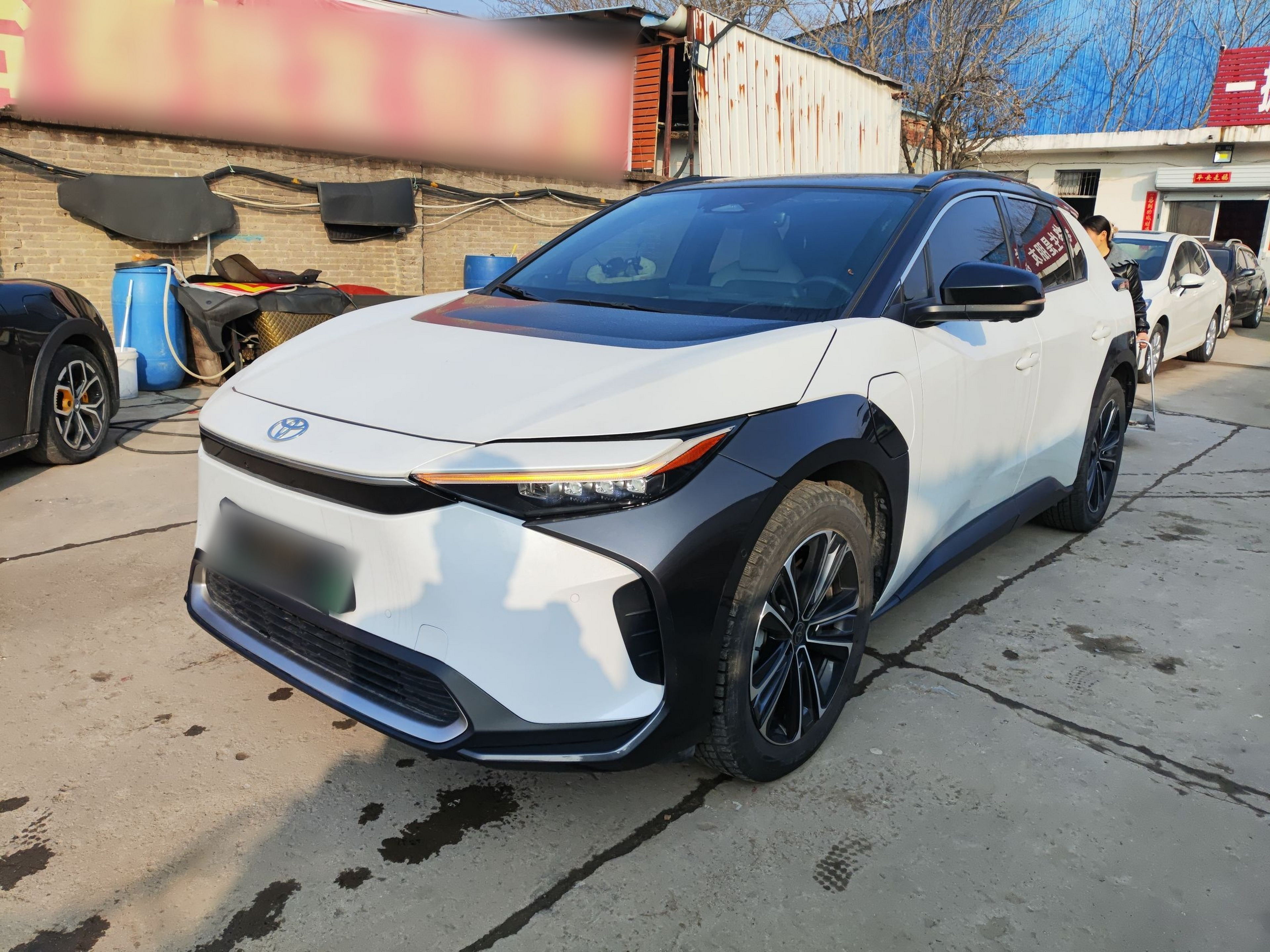 تحت مقدمة السيارة