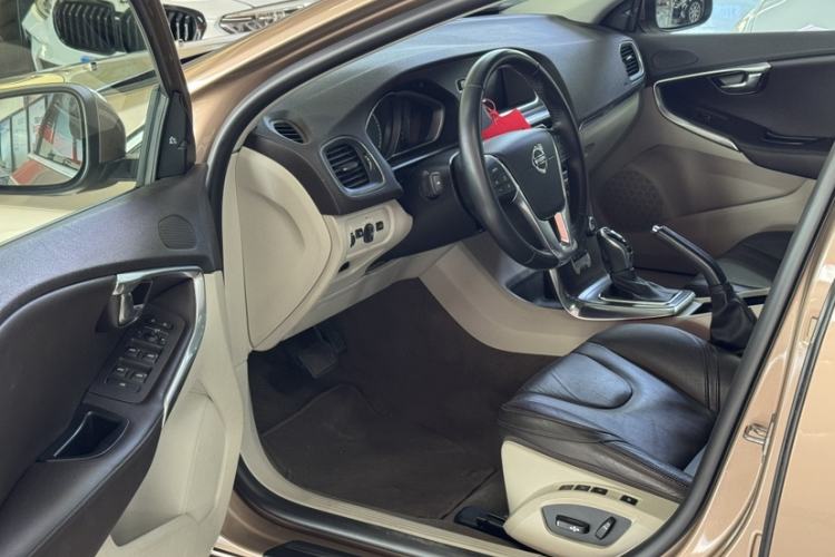 Used Volvo V40 2016 T4 Smart Luxury Edition
