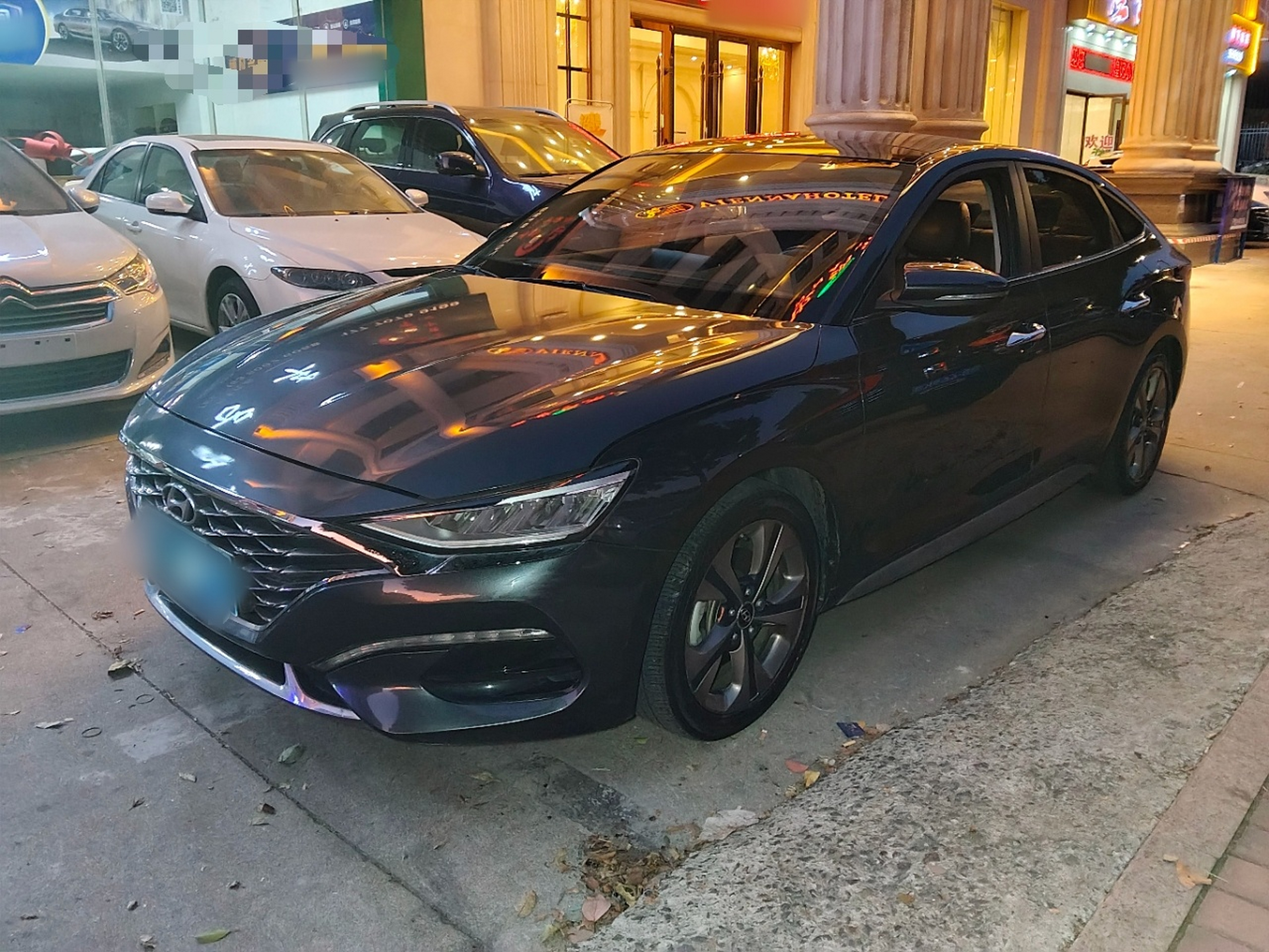 تحت مقدمة السيارة