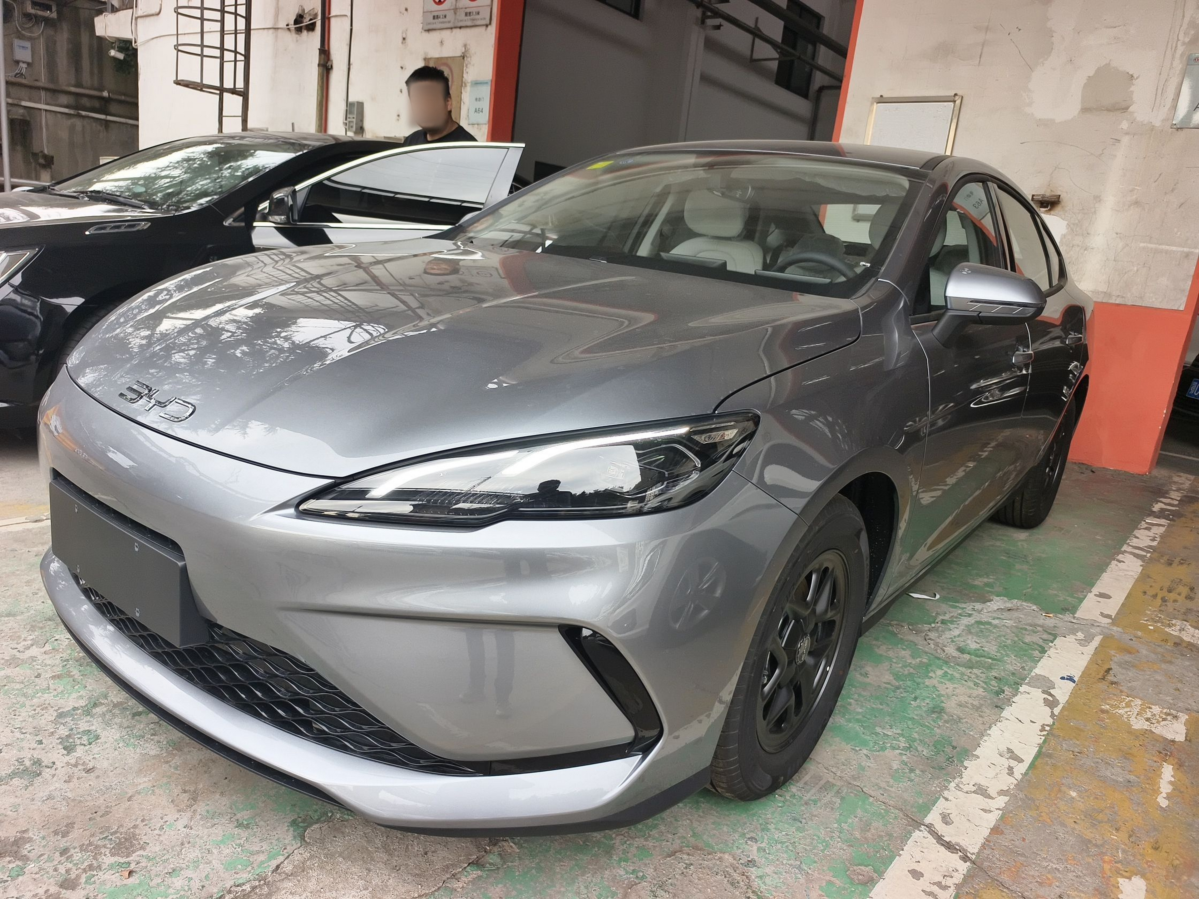 Под передней частью автомобиля