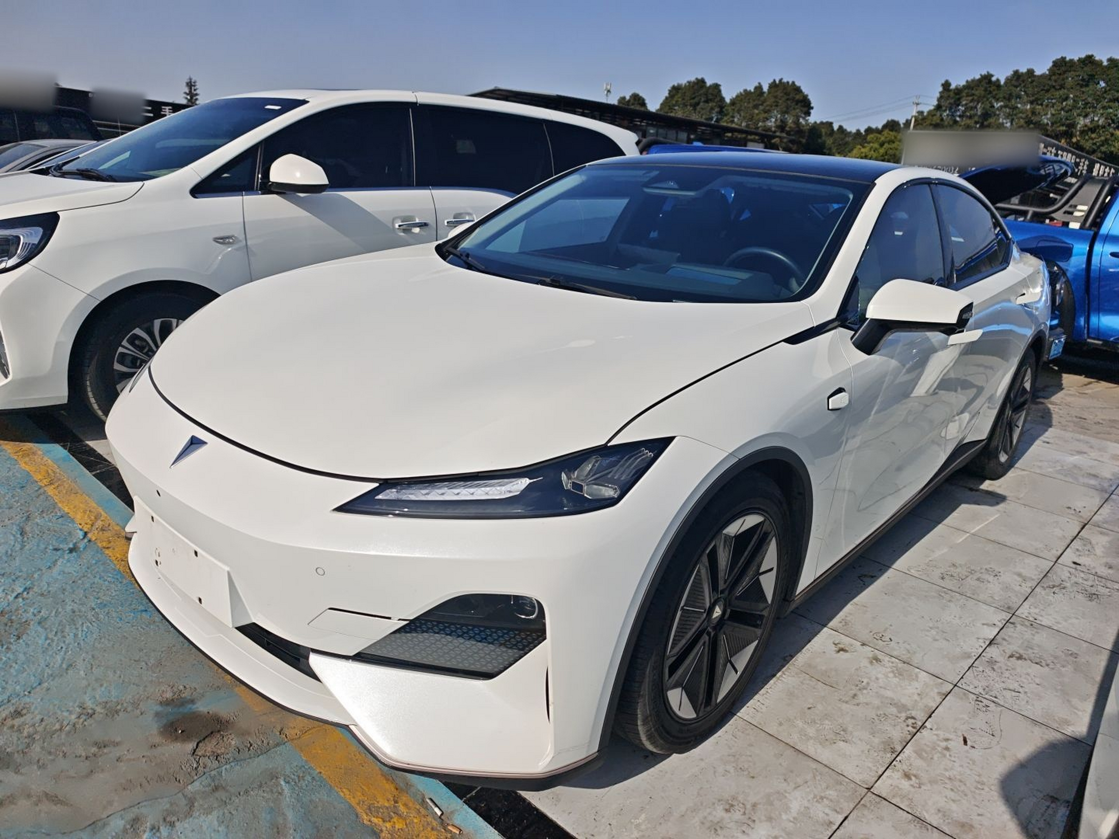 Под передней частью автомобиля