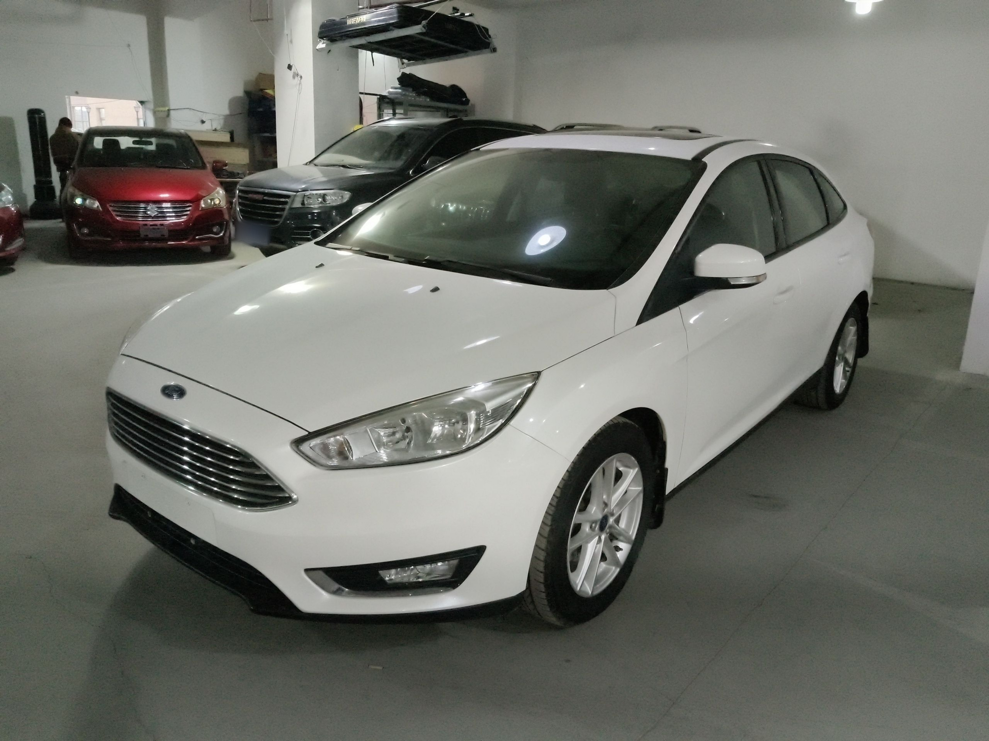 تحت مقدمة السيارة