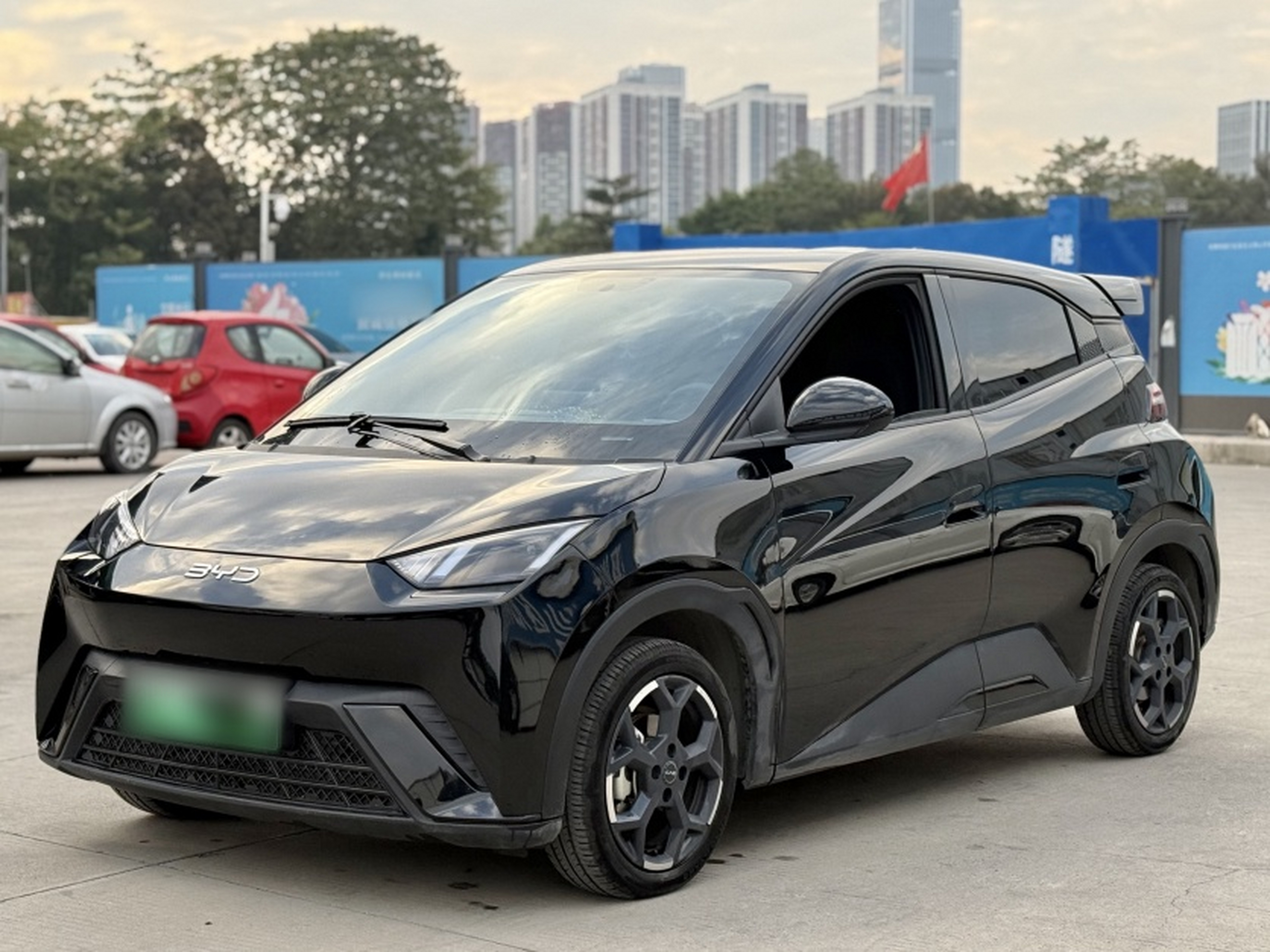 Под передней частью автомобиля