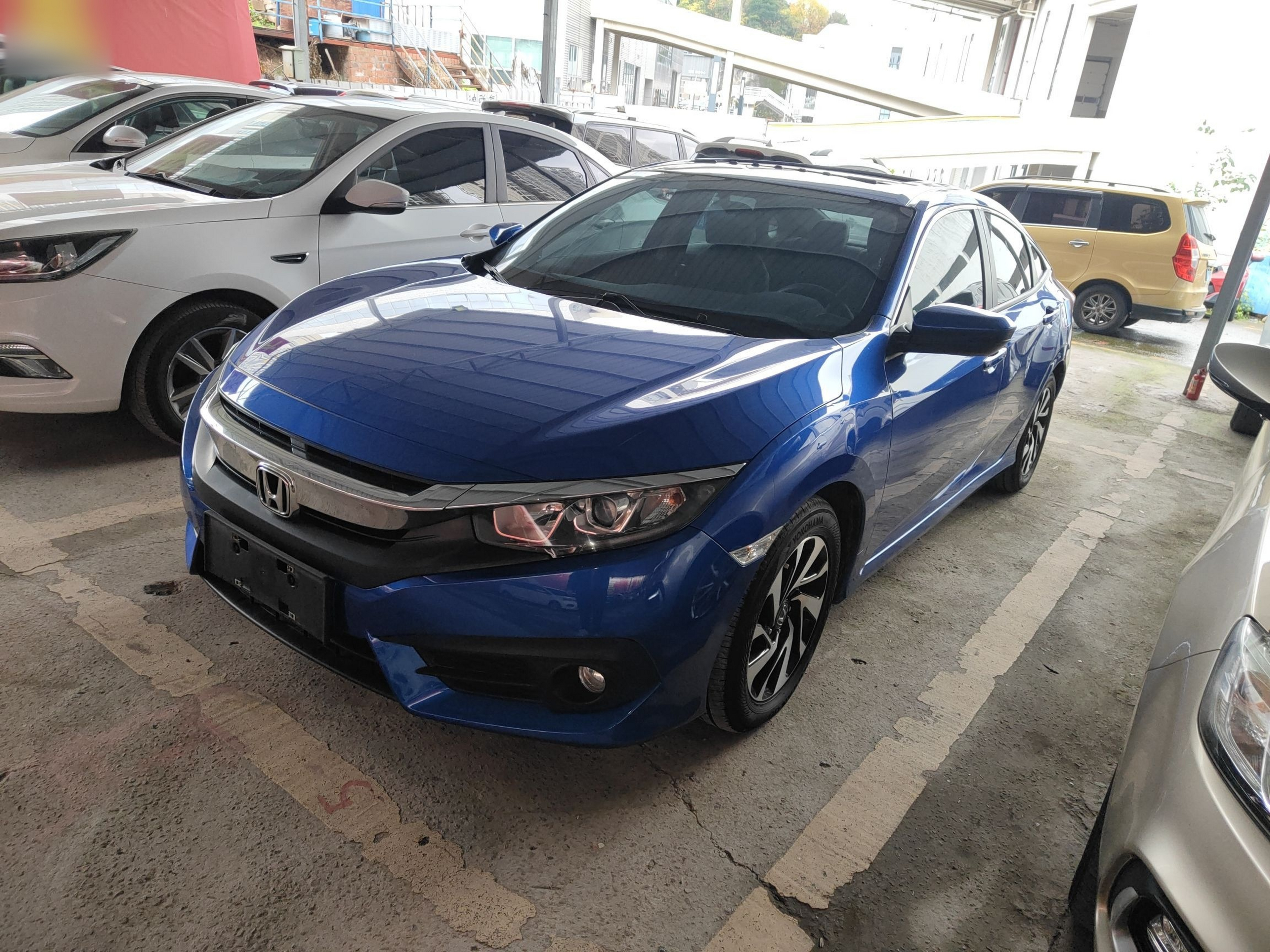 Под передней частью автомобиля