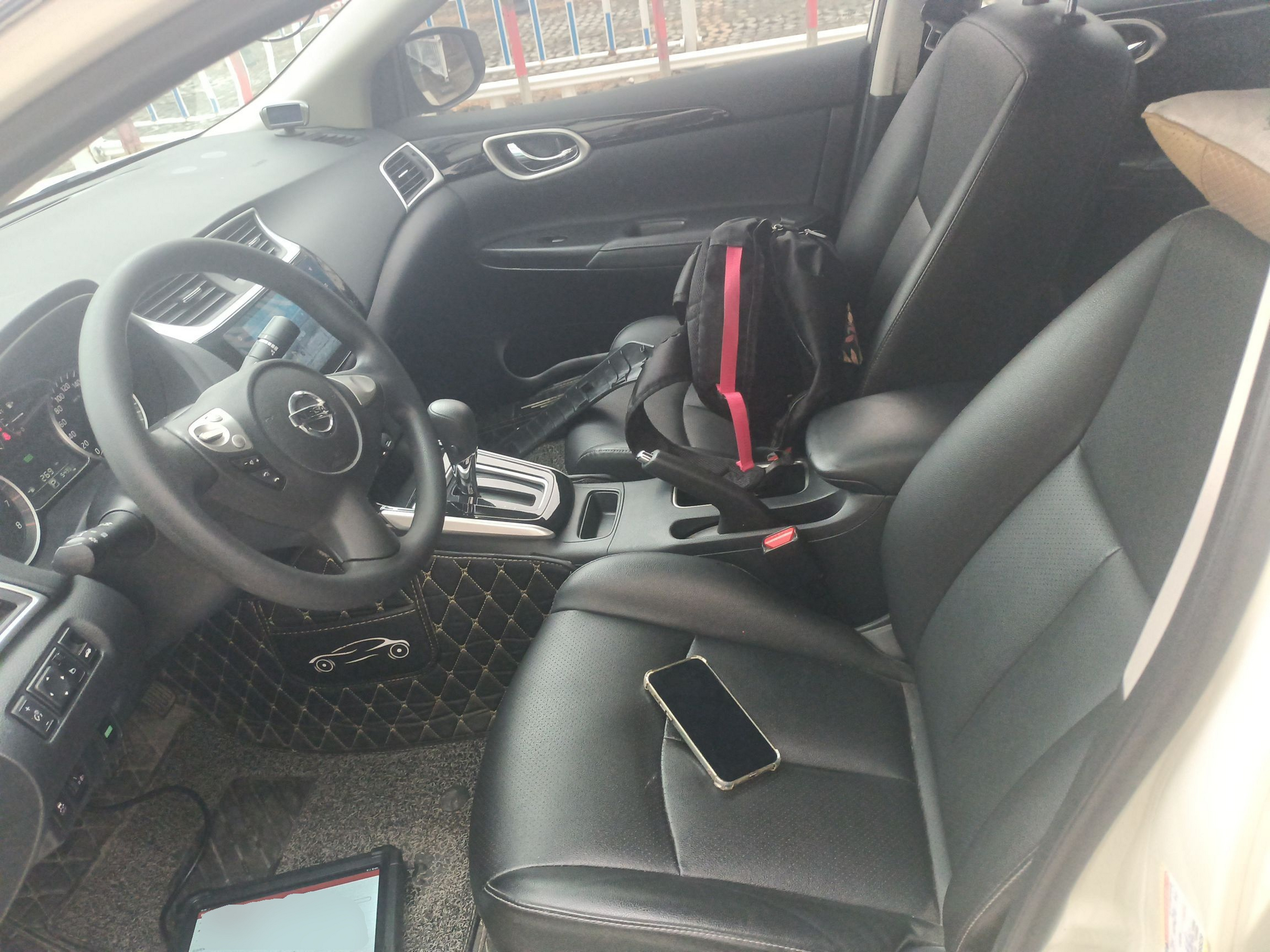 المقاعد الأمامية داخل السيارة