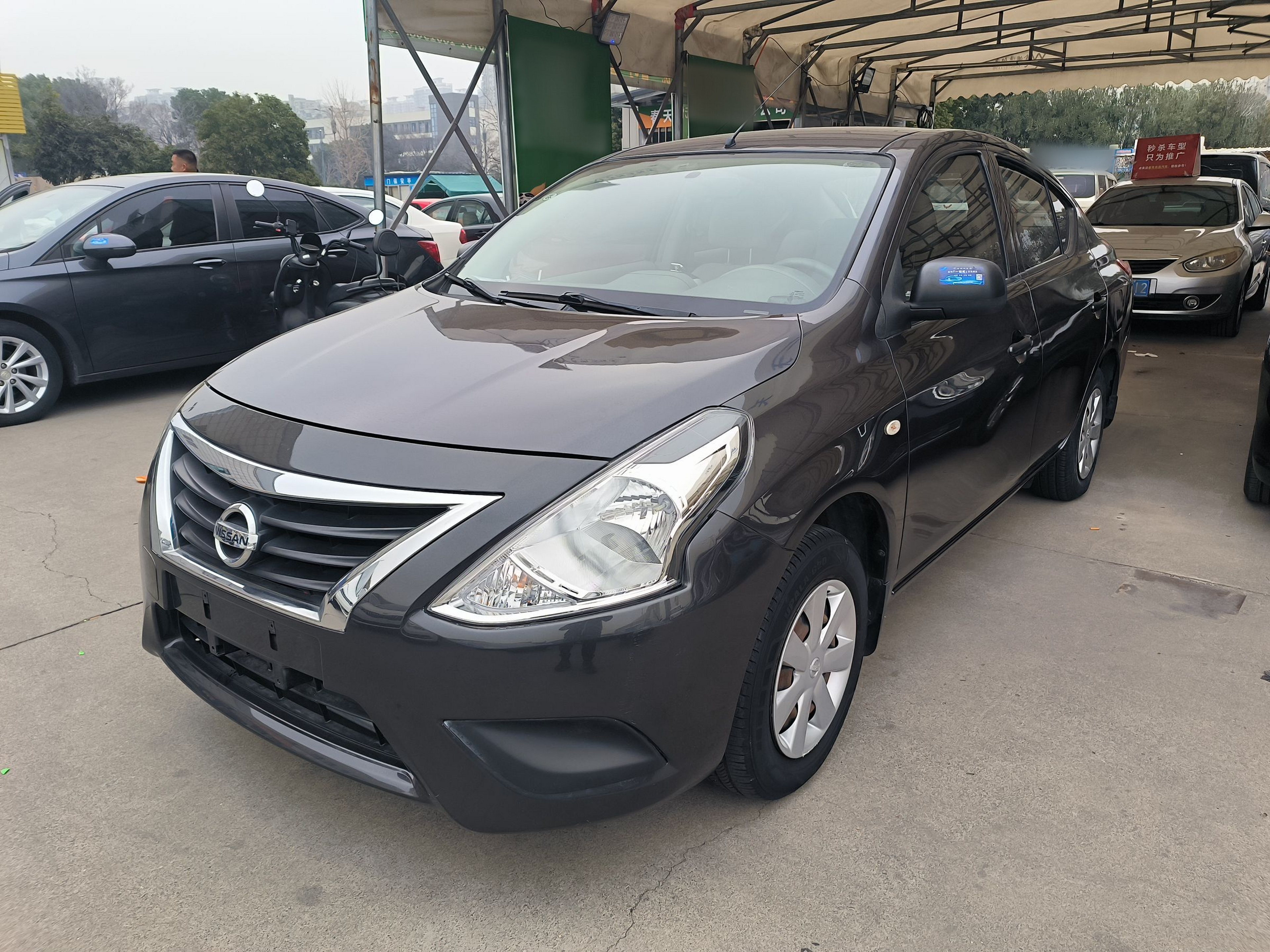 تحت مقدمة السيارة