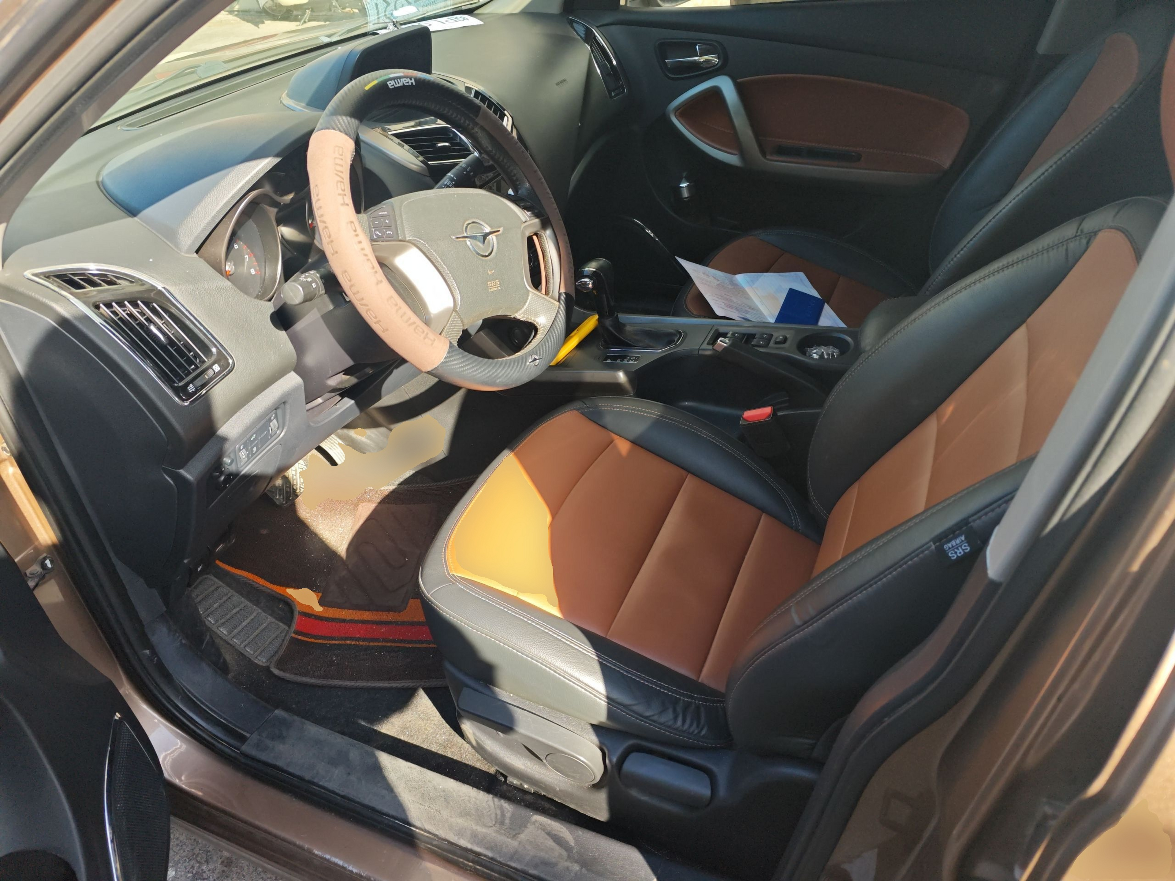 المقاعد الأمامية داخل السيارة