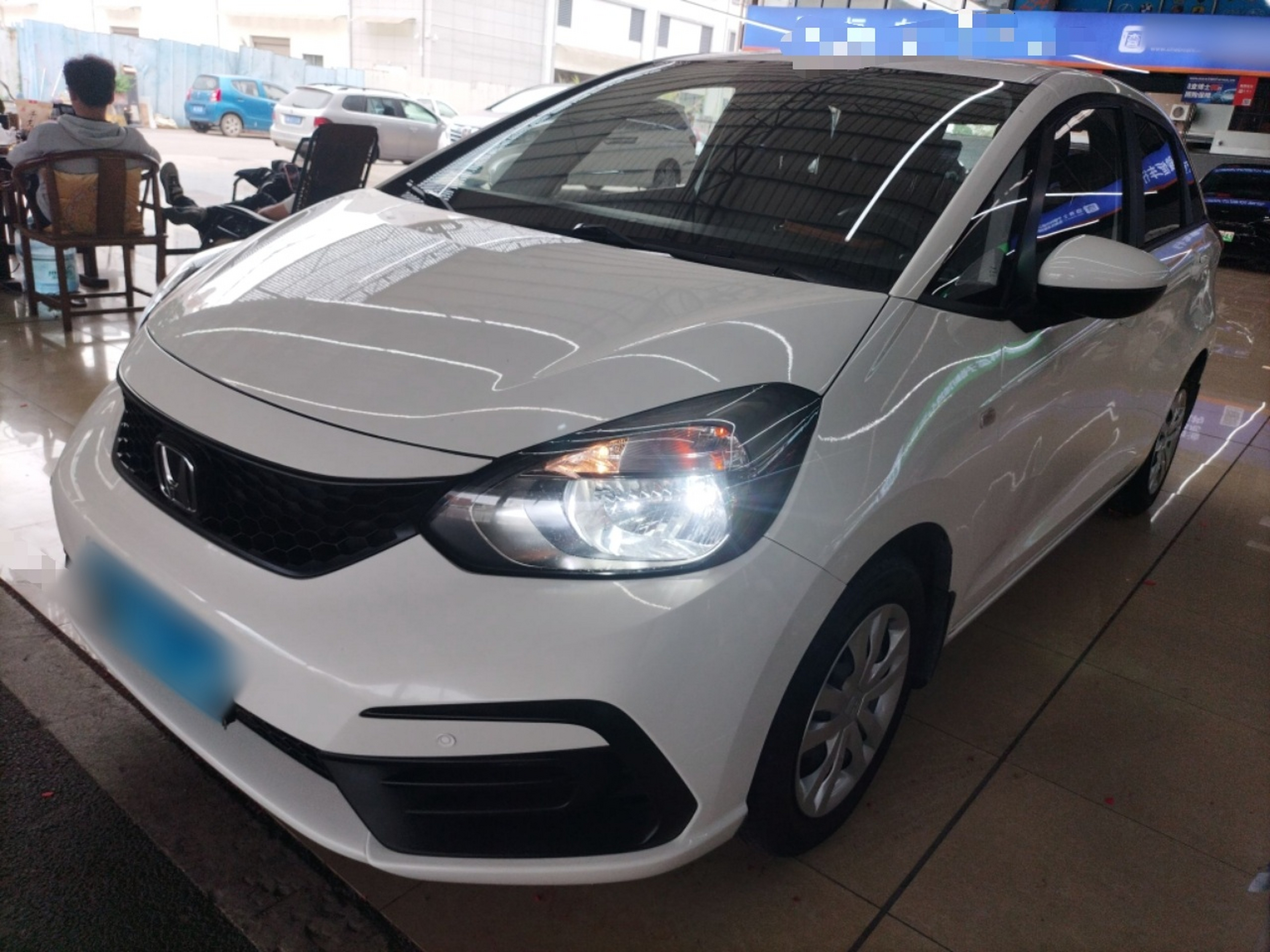 تحت مقدمة السيارة