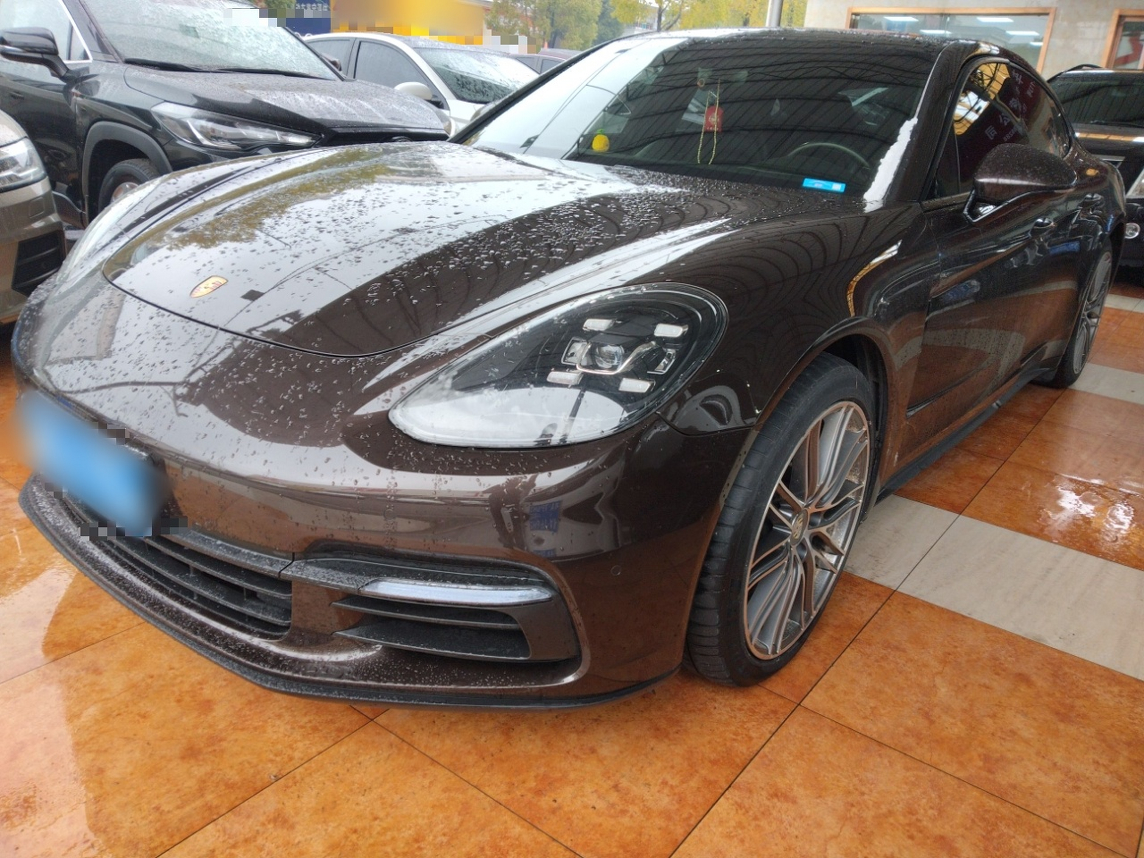 Под передней частью автомобиля