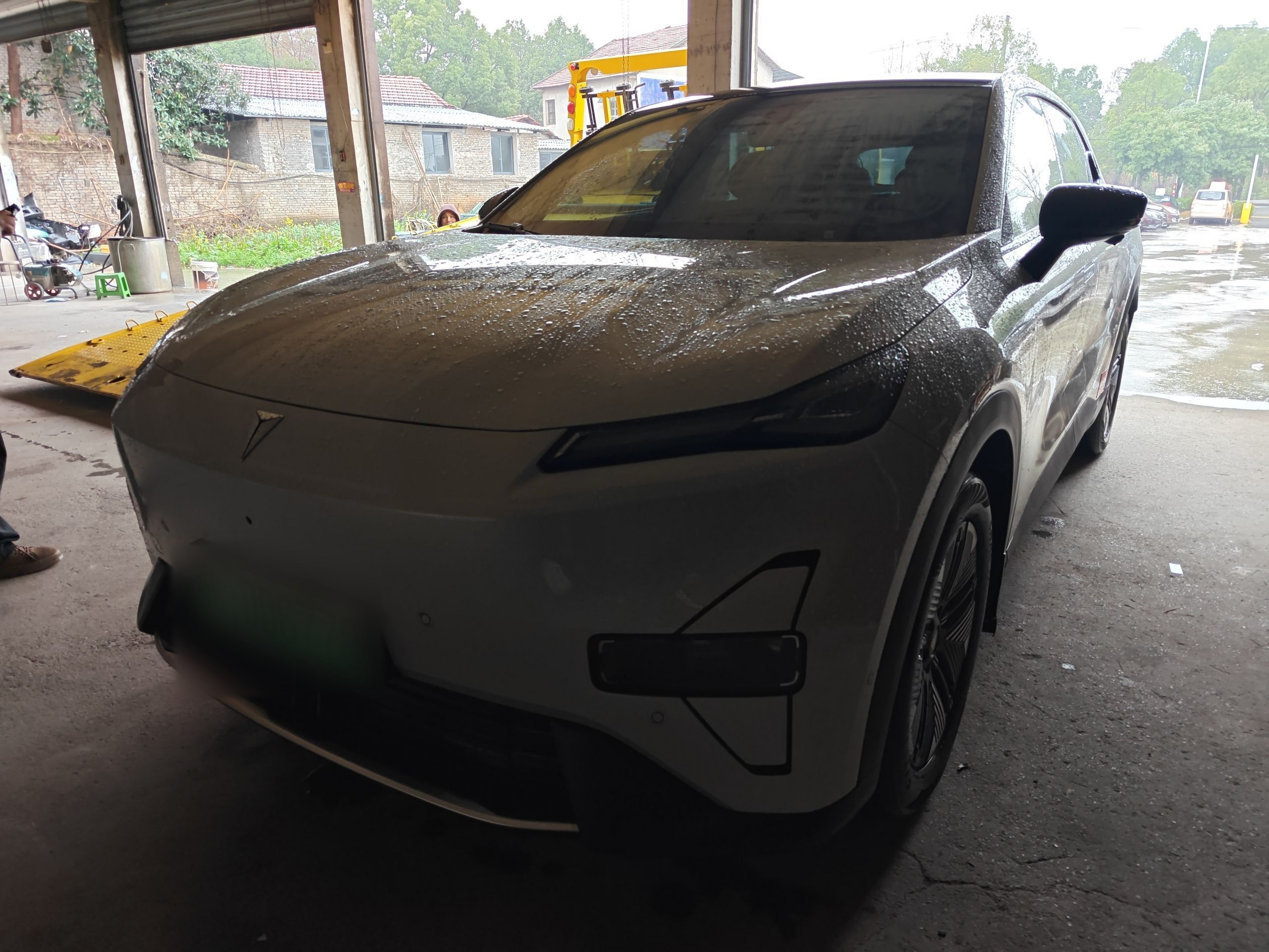 تحت مقدمة السيارة