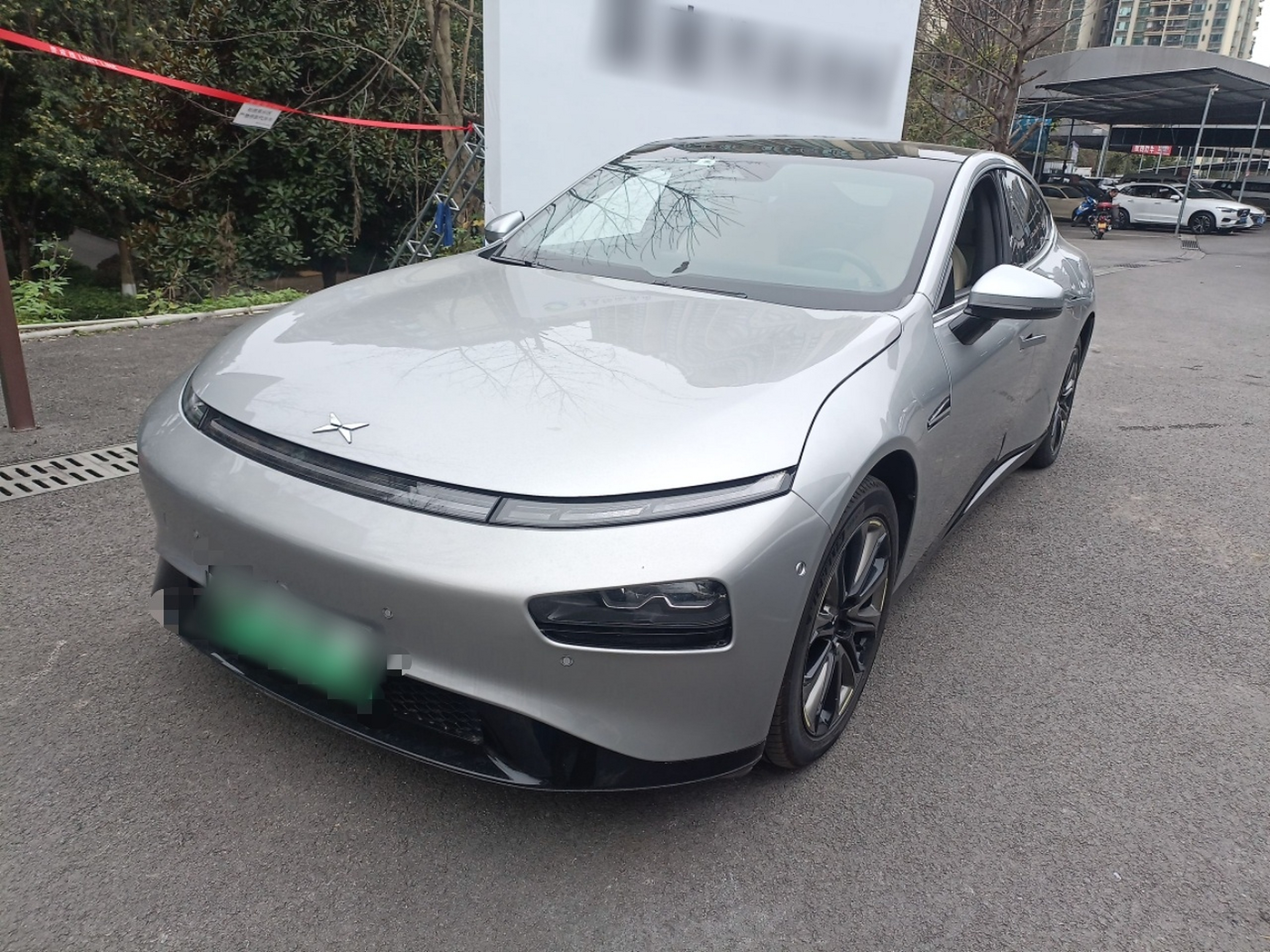 Под передней частью автомобиля