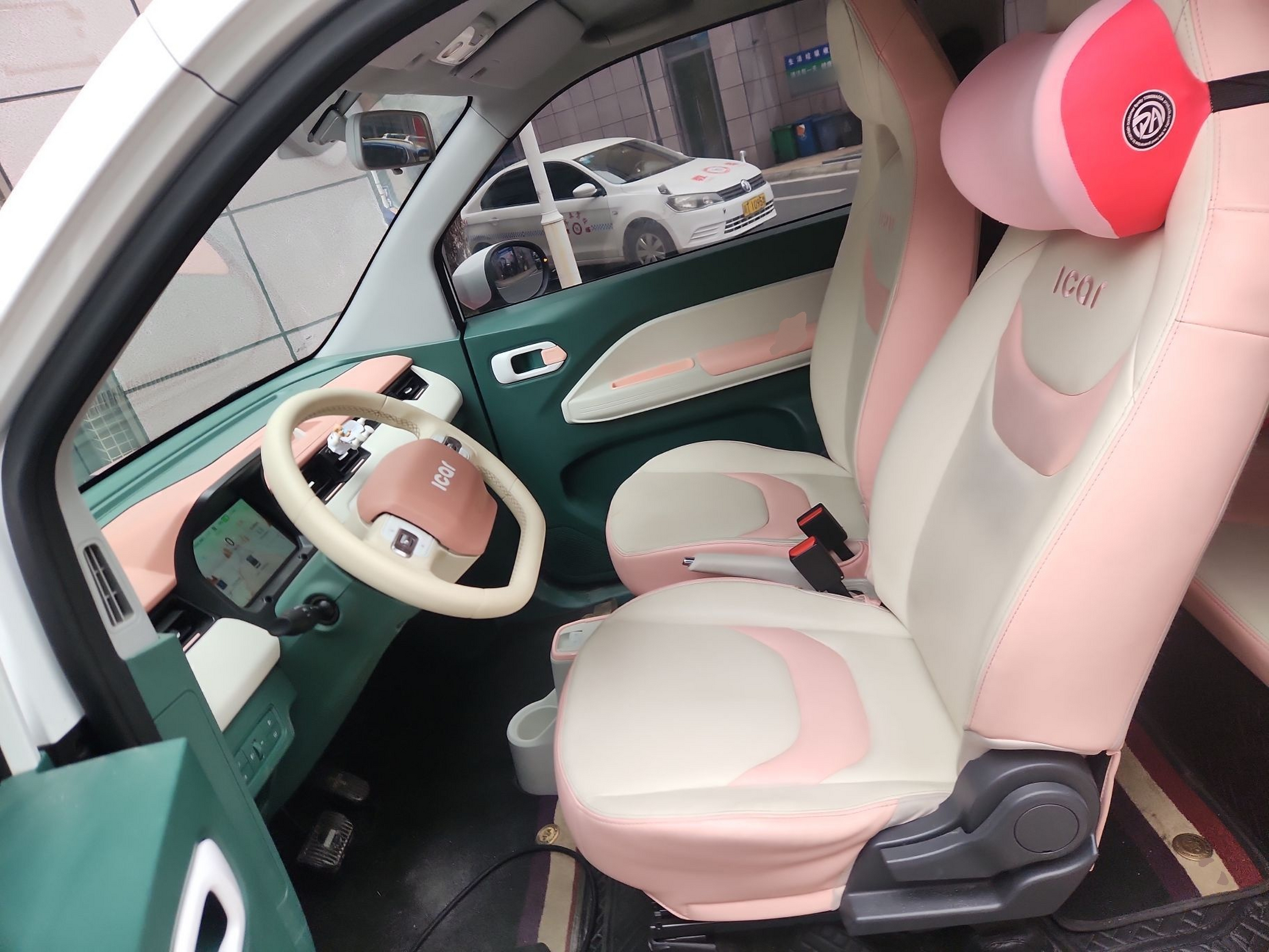 المقاعد الأمامية داخل السيارة