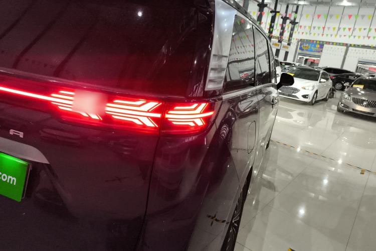 Used Denza D9 2022 DM-i 1040 Prestige Model
