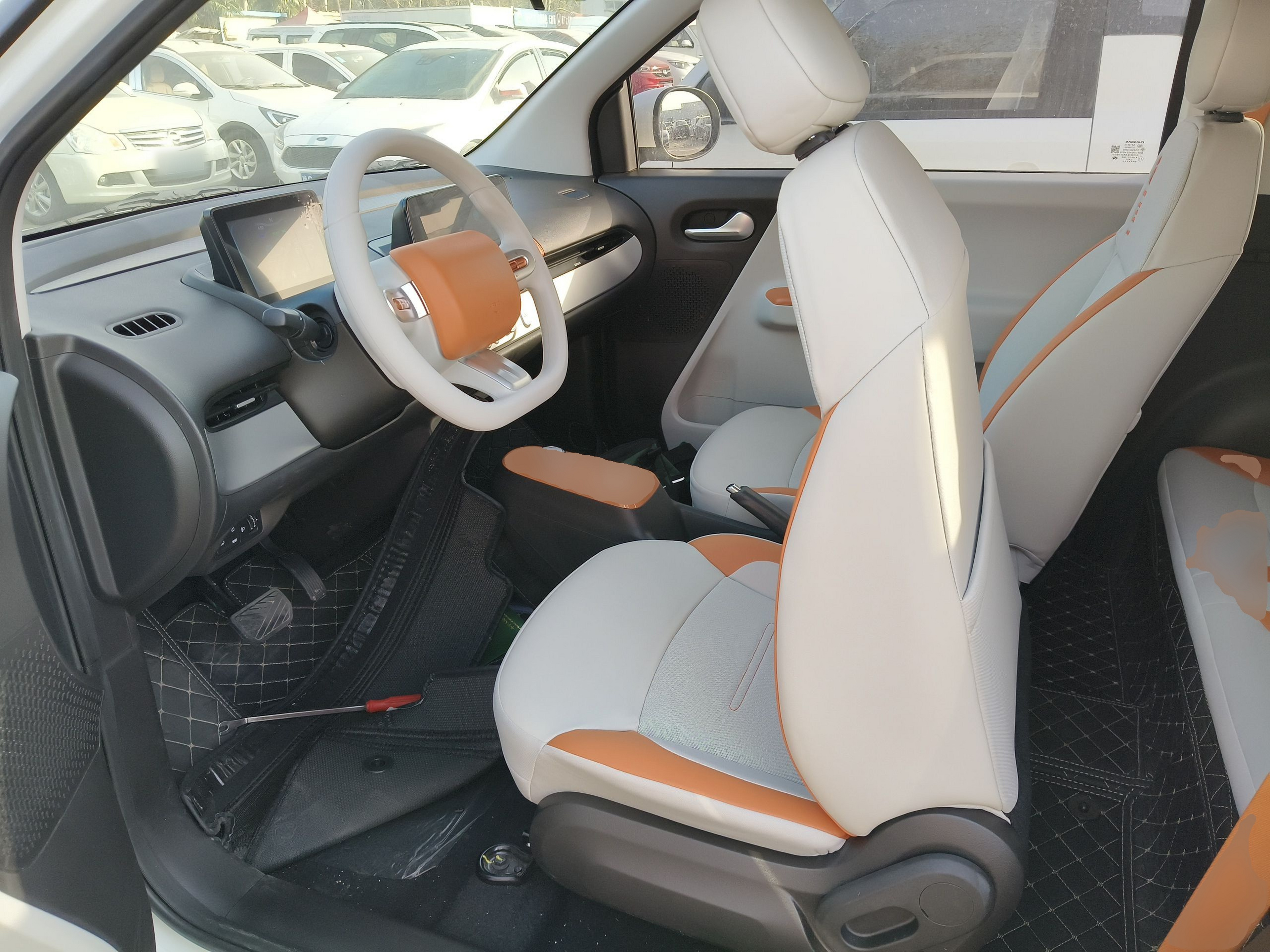 المقاعد الأمامية داخل السيارة