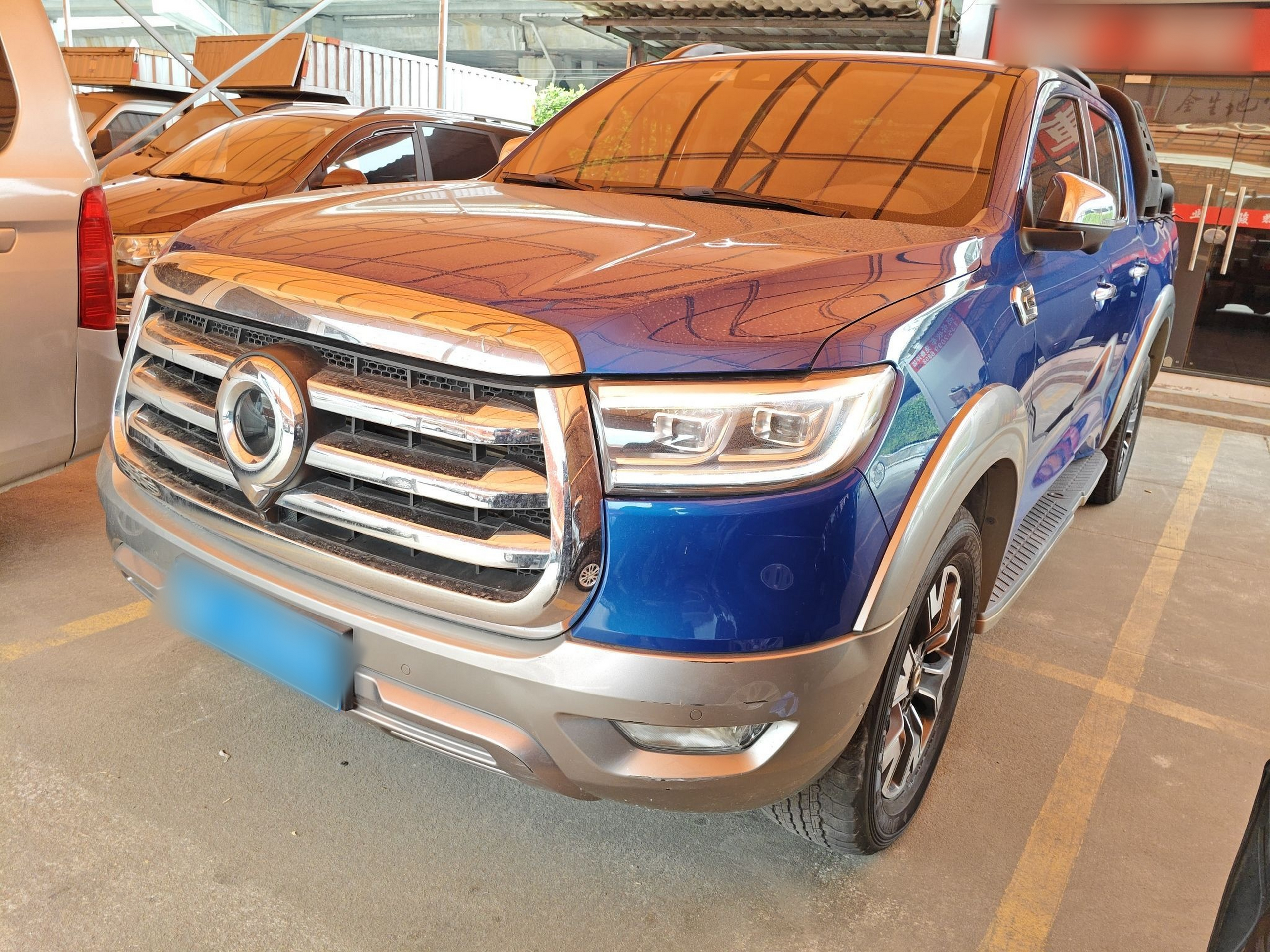 تحت مقدمة السيارة