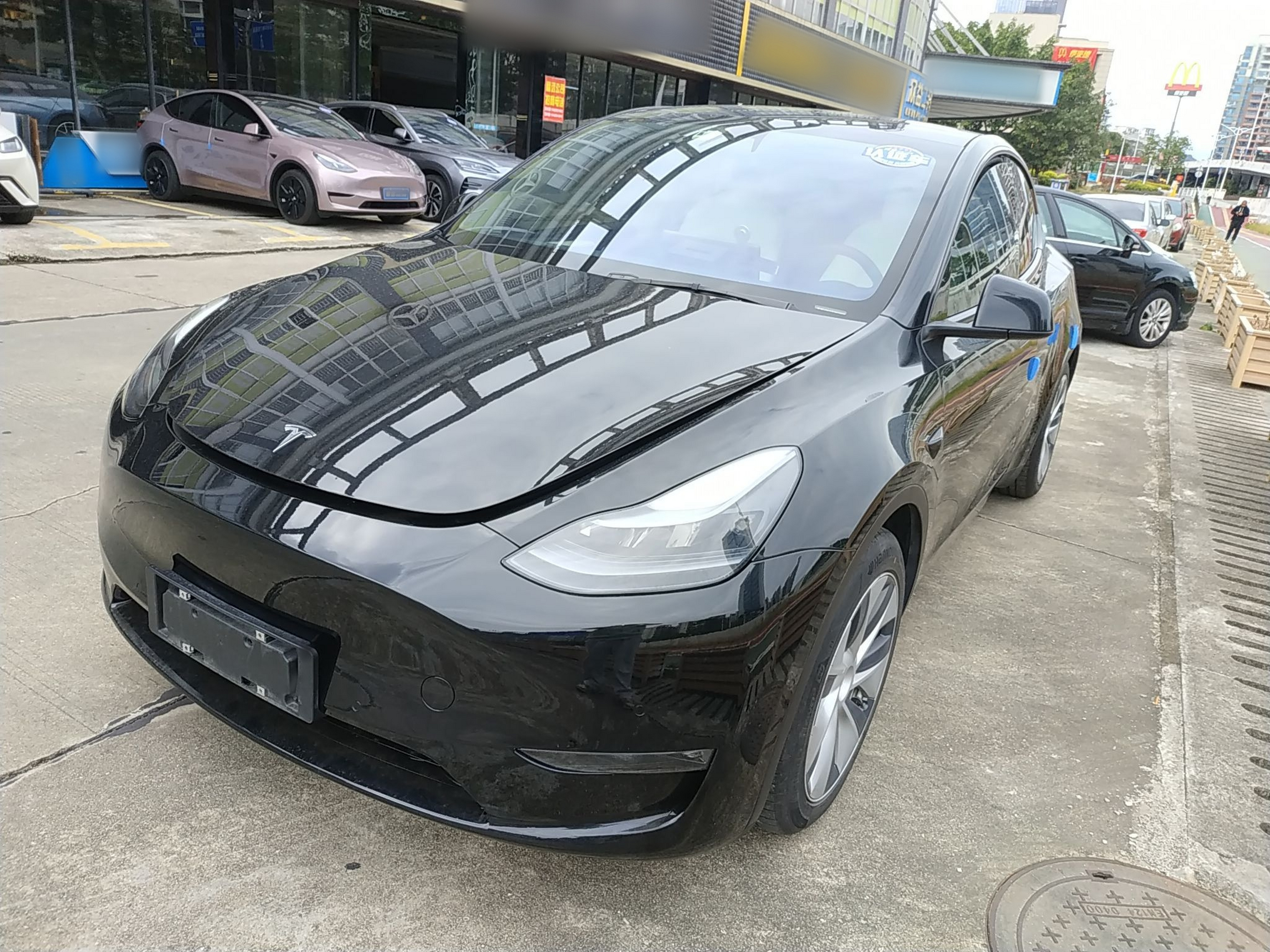 Под передней частью автомобиля