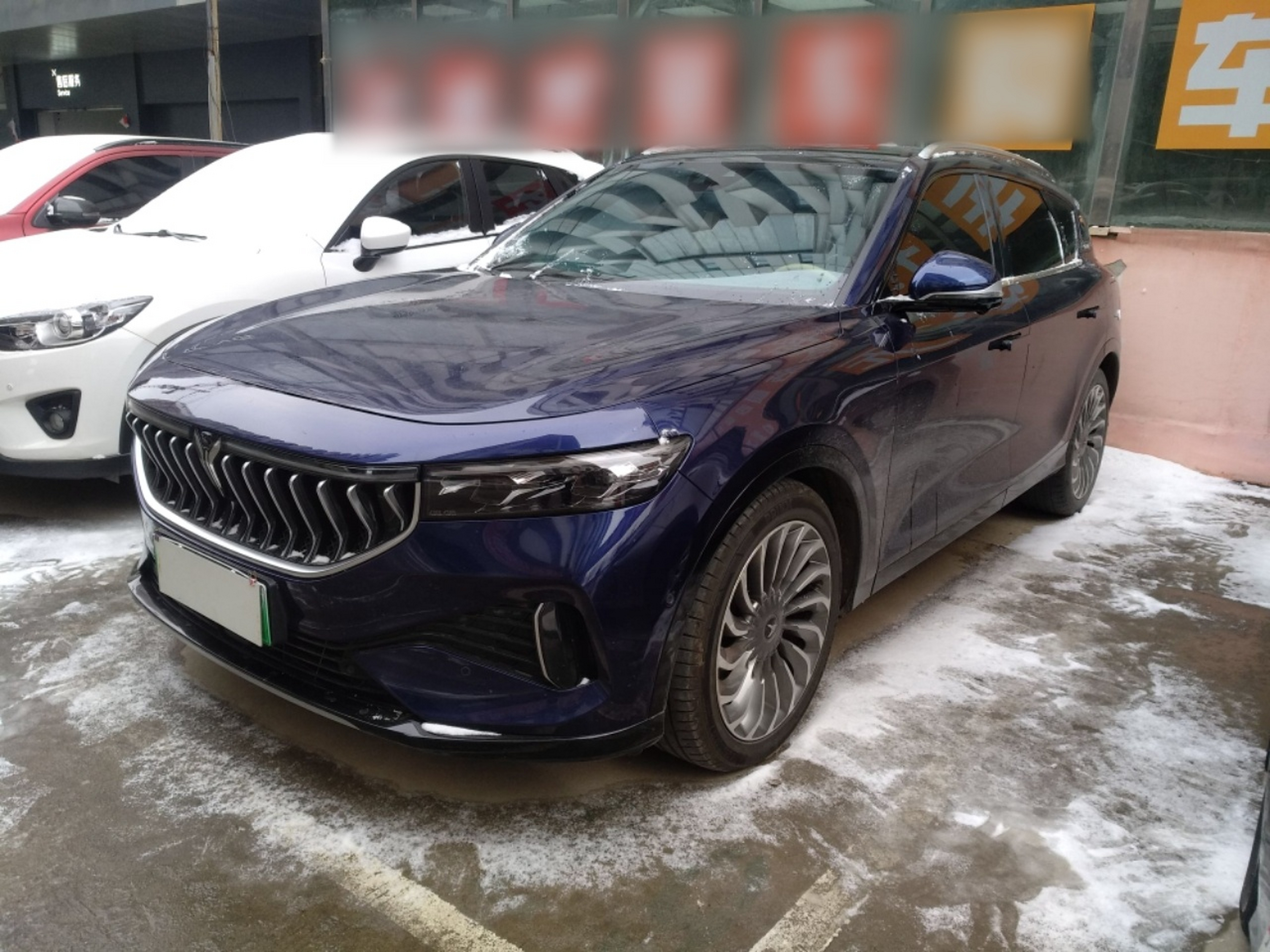 تحت مقدمة السيارة