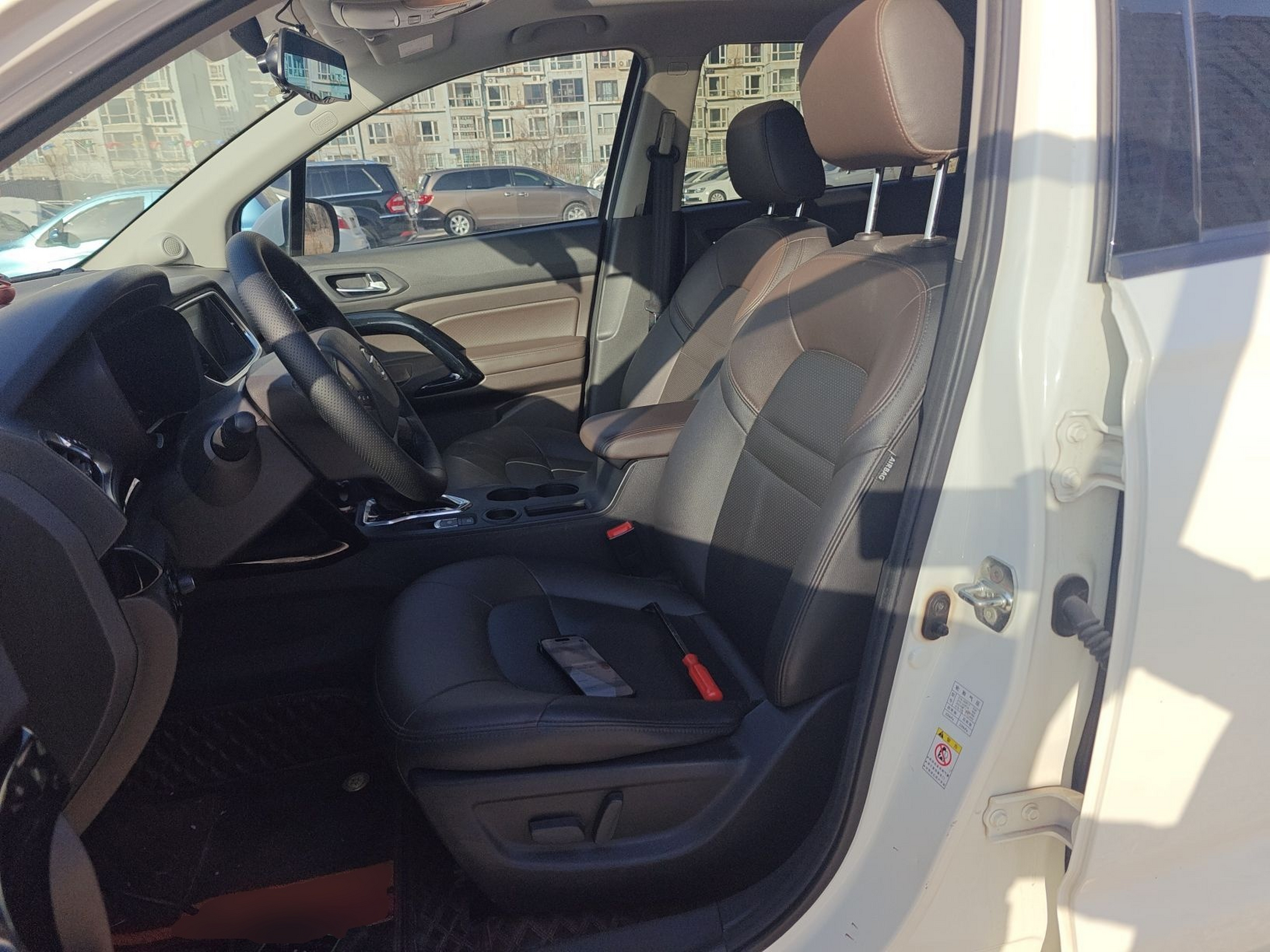 المقاعد الأمامية داخل السيارة