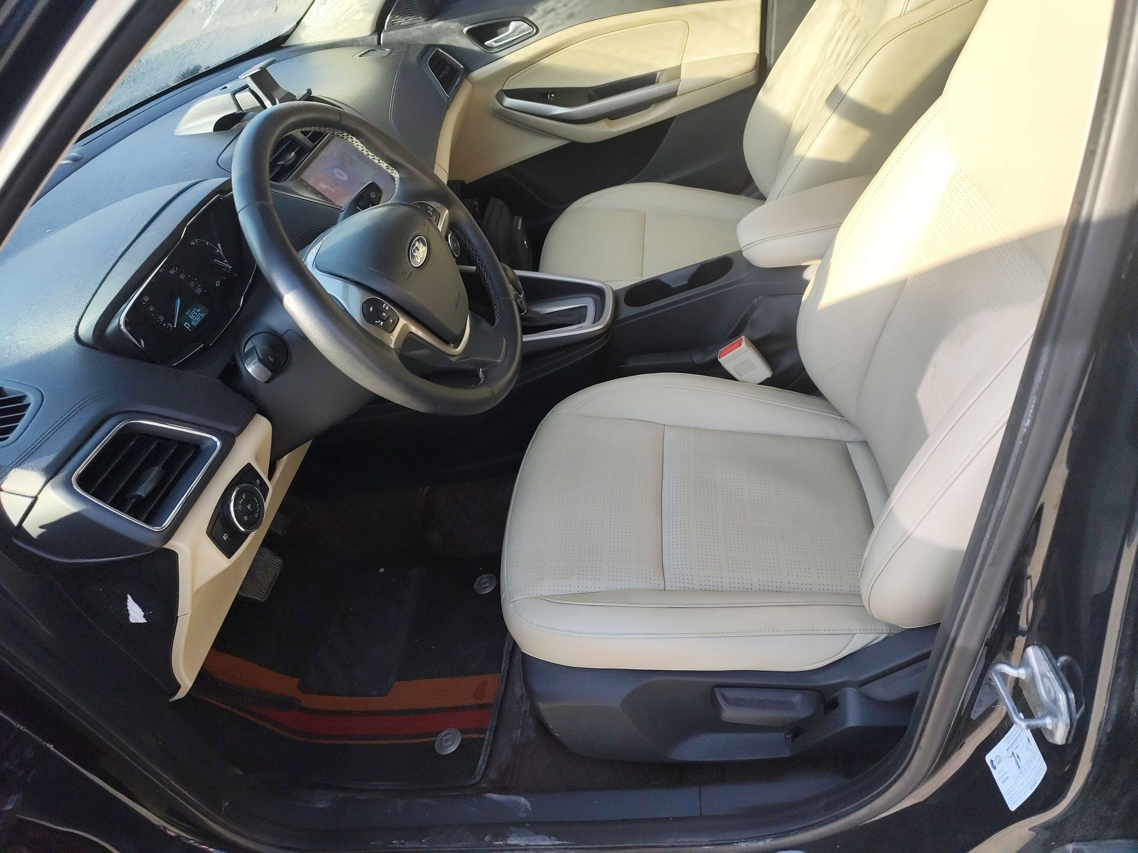 Переднее сиденье в автомобиле