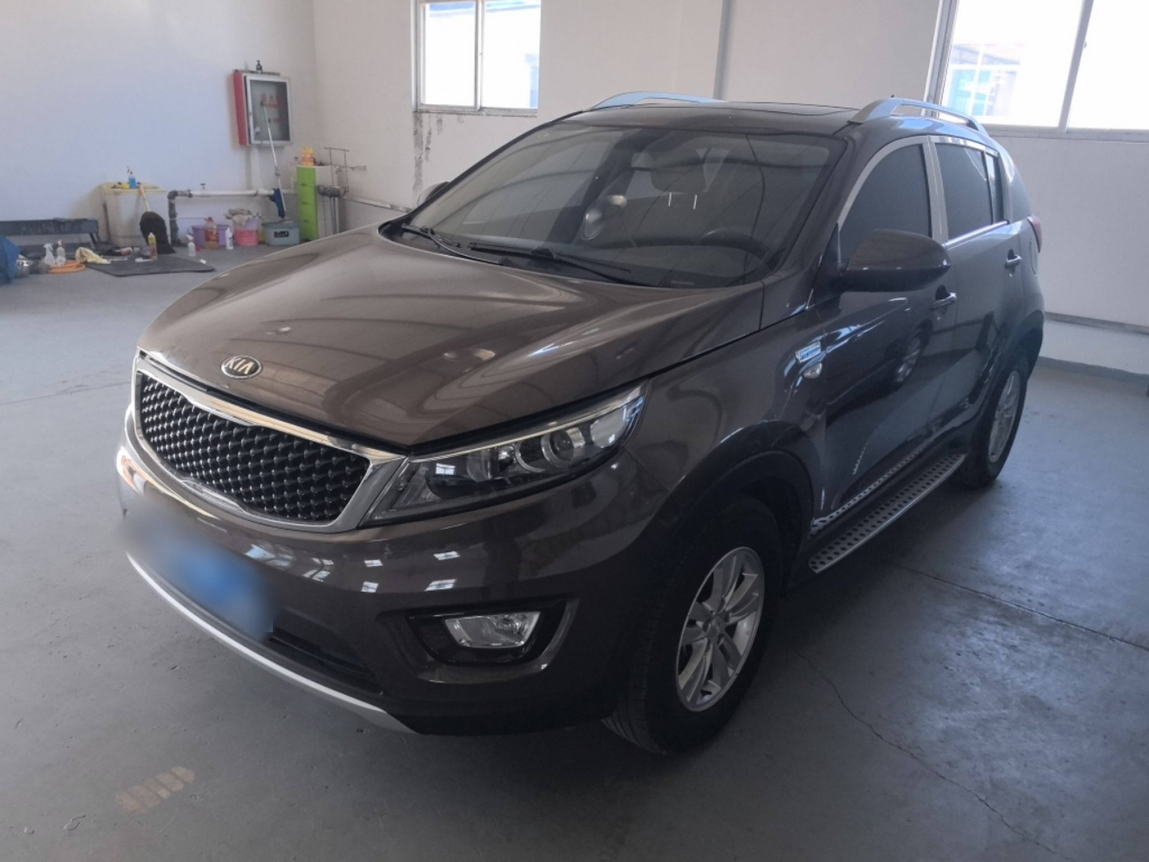 تحت مقدمة السيارة