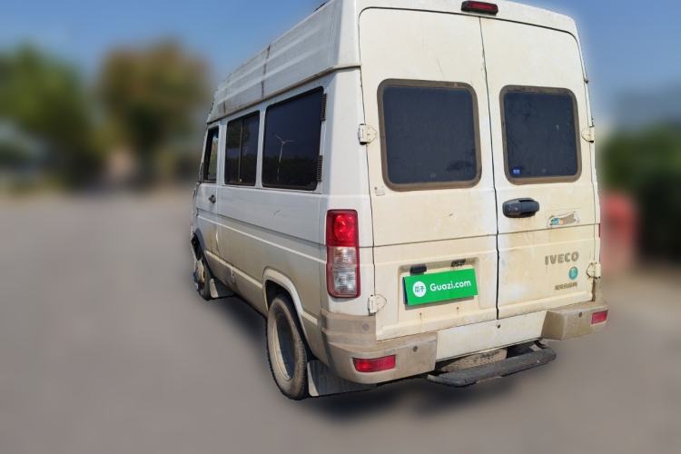 Used Iveco Daily 2021 2.5T A35 M1 Passenger Van 5-9 Seater Short Wheelbase Mid-Roof Design Dual Tires Side Sliding Door
