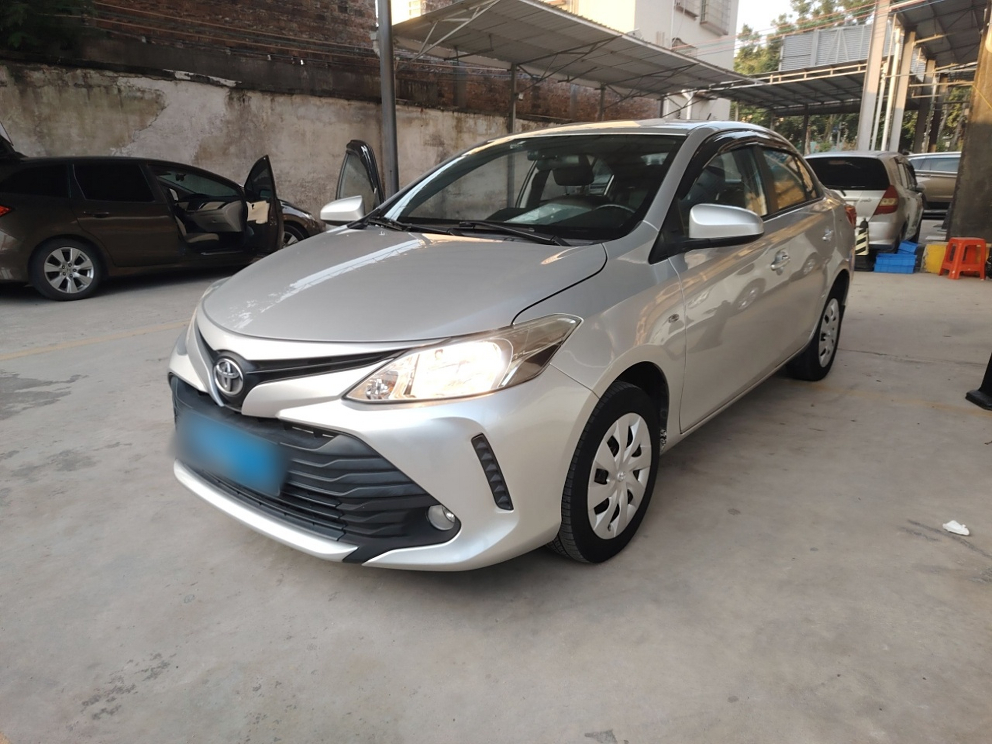 Под передней частью автомобиля