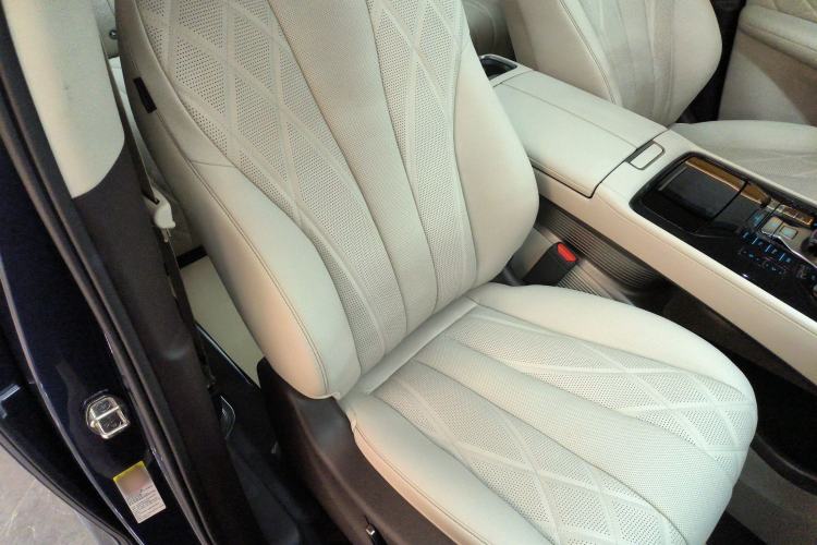 Used Denza D9 2025 DM-i Smart Drive 1020 Four-Wheel Drive Deluxe Model
