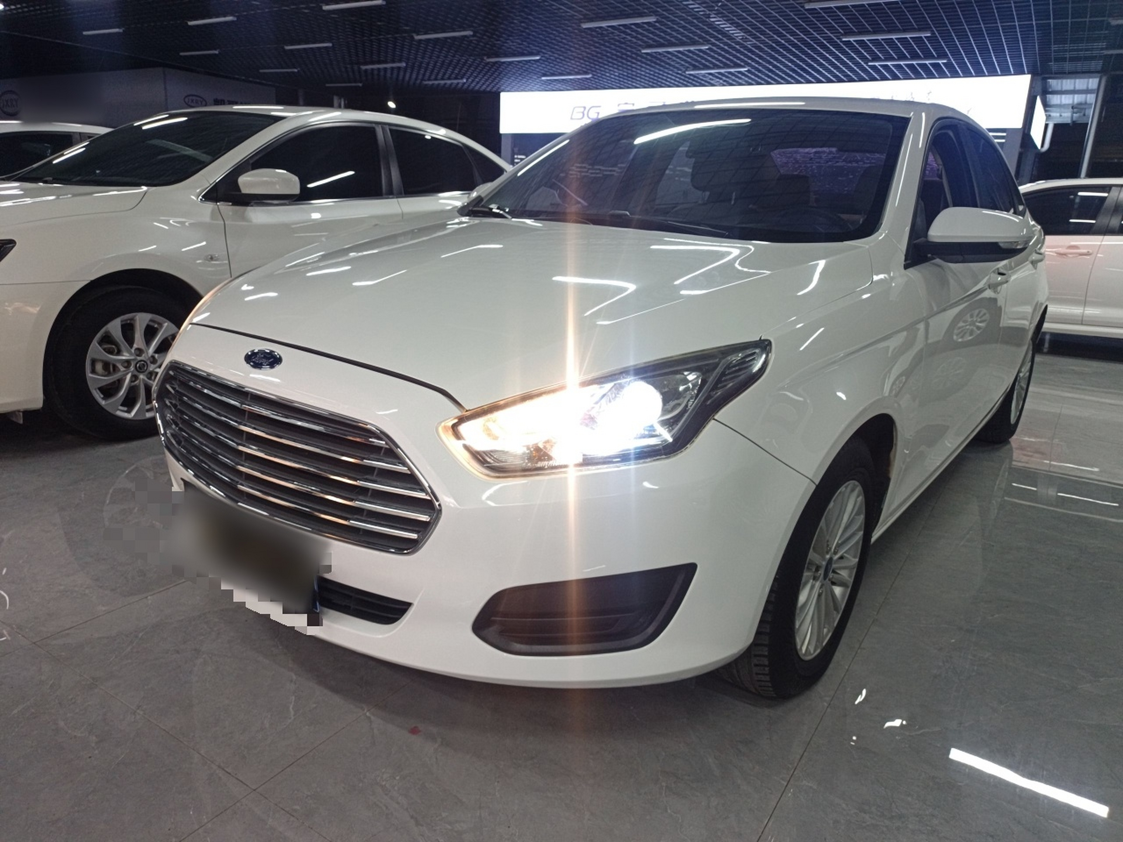 Под передней частью автомобиля