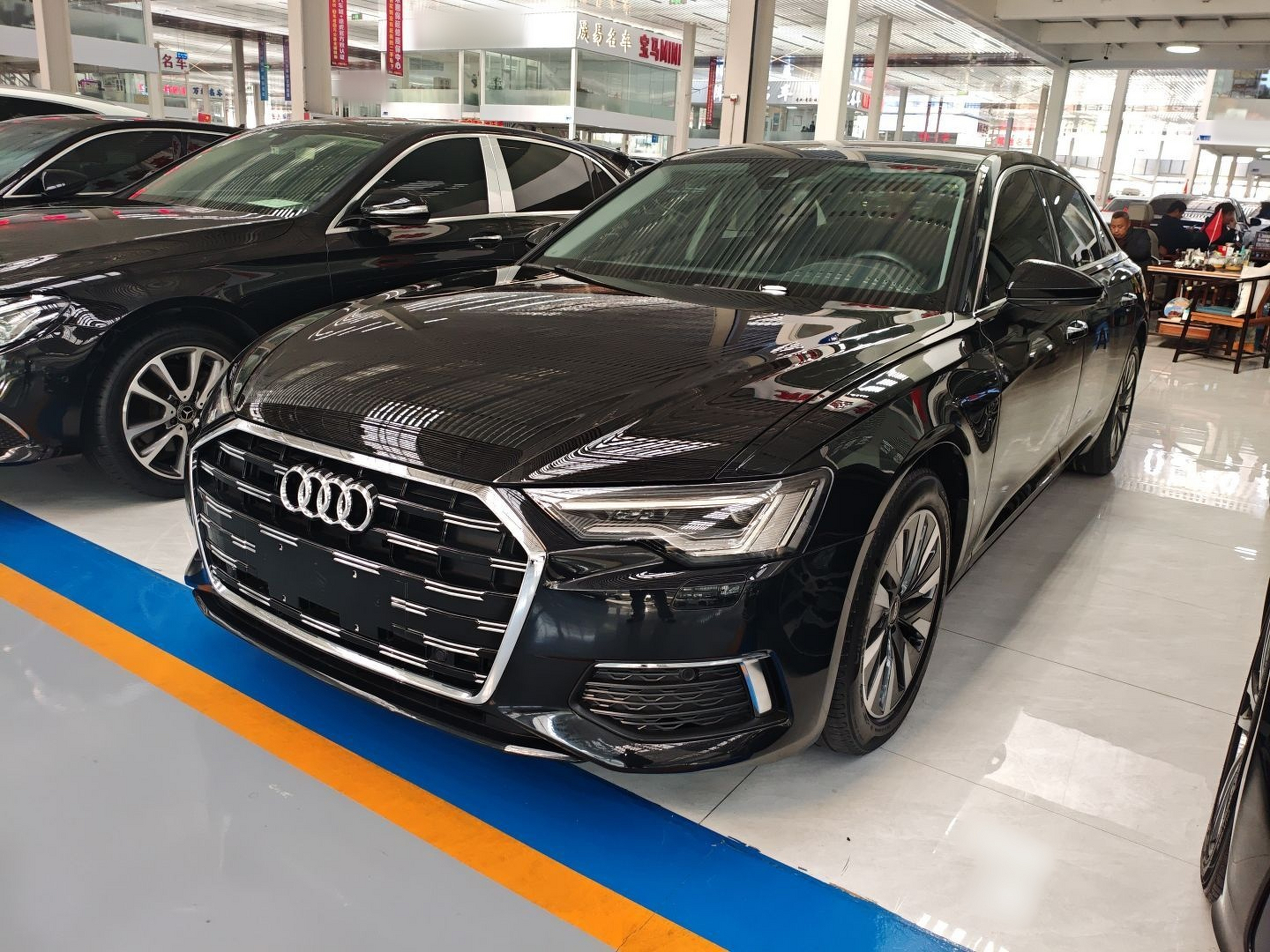 Под передней частью автомобиля