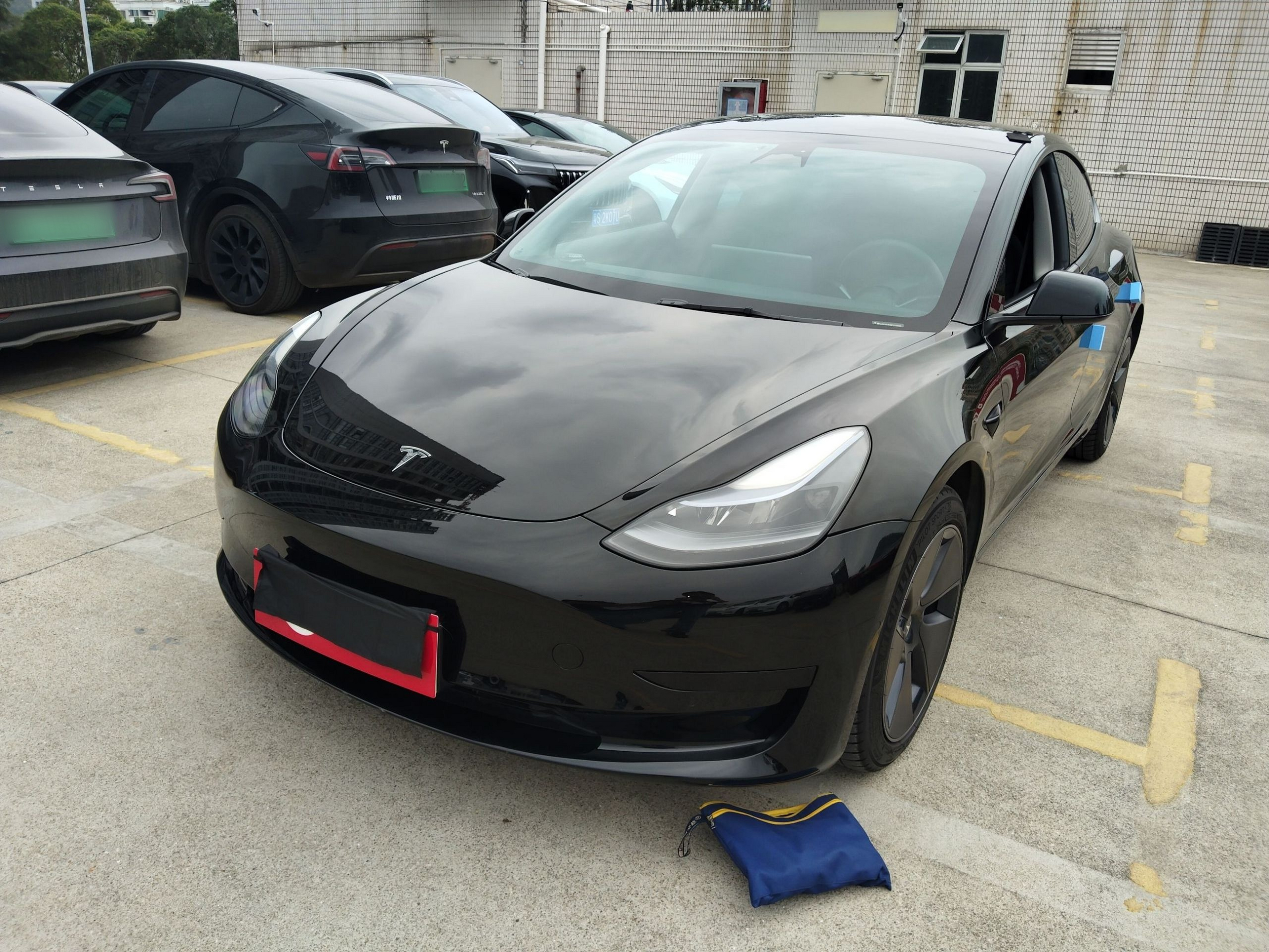 تحت مقدمة السيارة