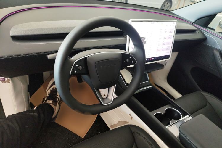 Used Tesla Model Y 2025 Long-Range All-Wheel-Drive Version
