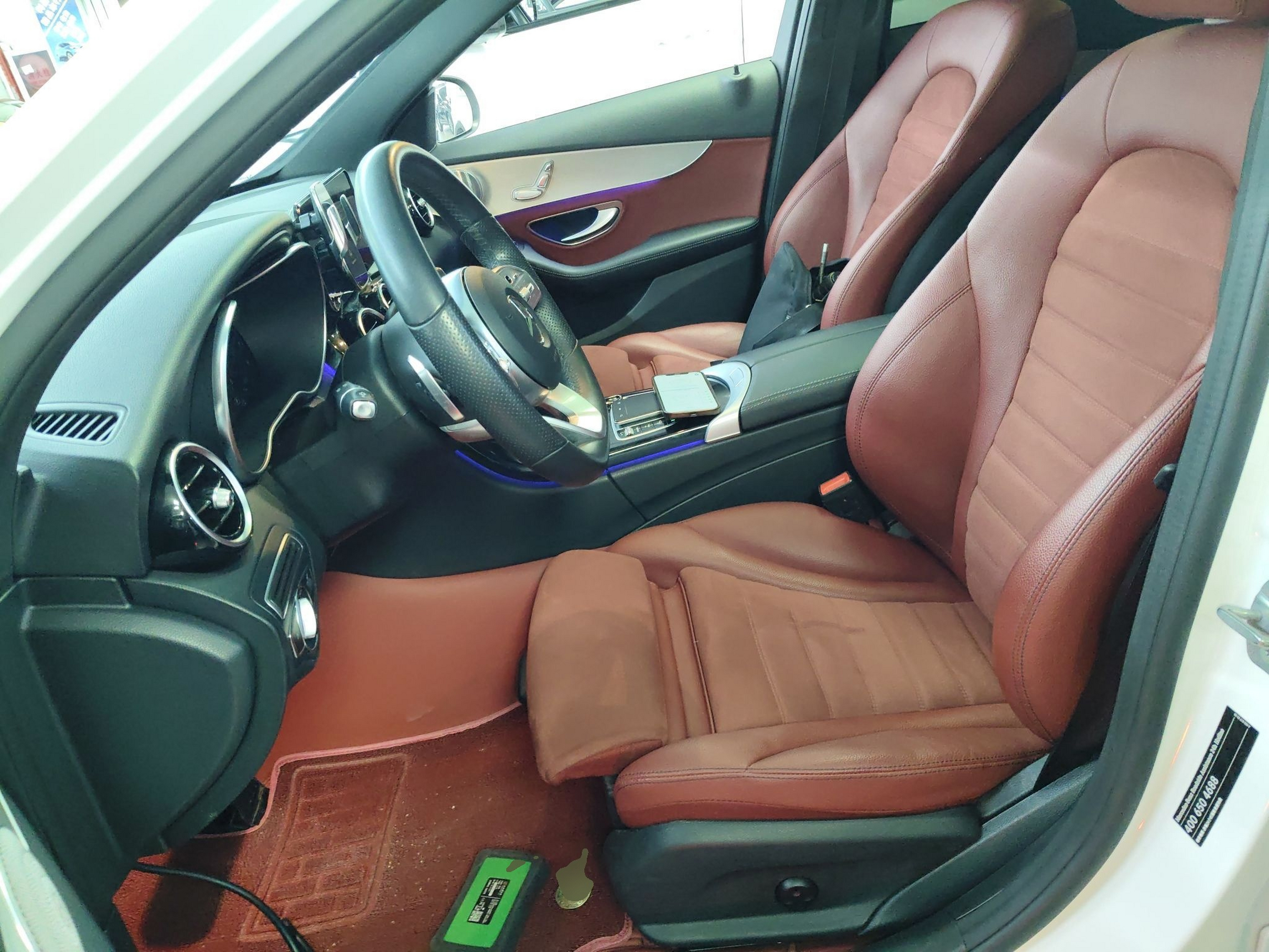 المقاعد الأمامية داخل السيارة