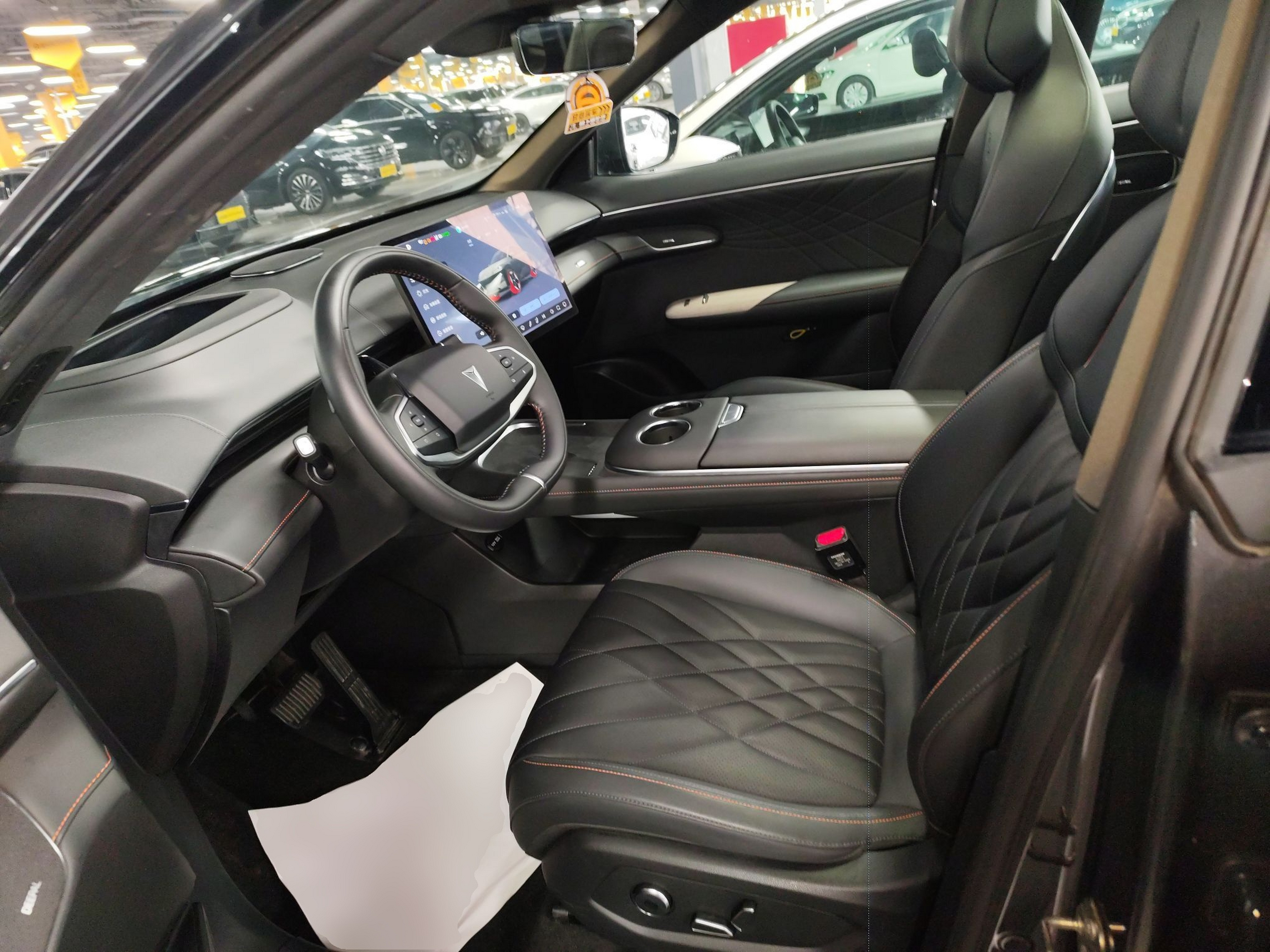 المقاعد الأمامية داخل السيارة