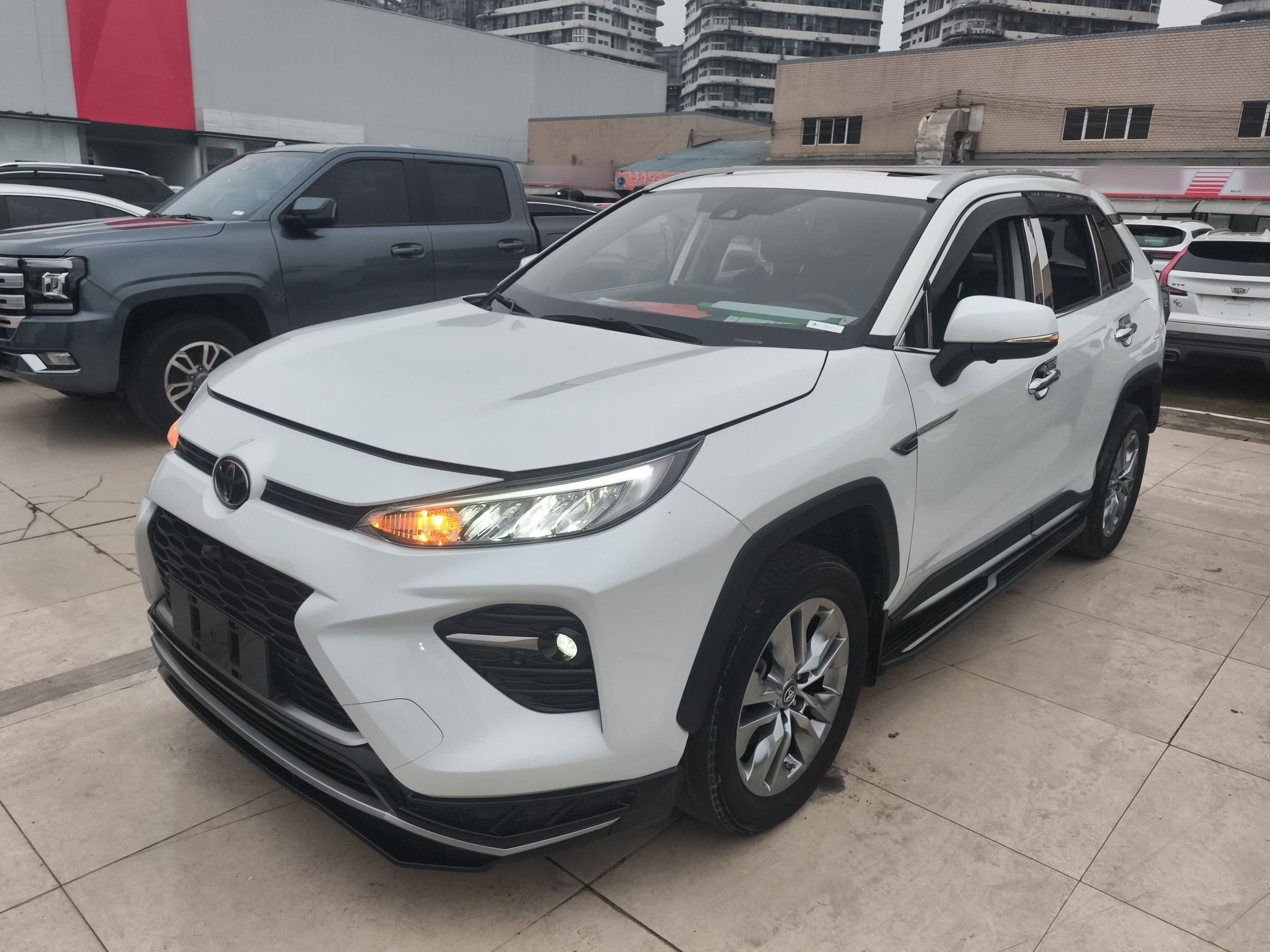 Под передней частью автомобиля