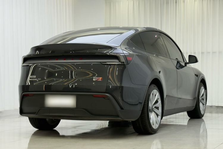 Used Tesla Model Y 2025 Long-Range All-Wheel-Drive Version
