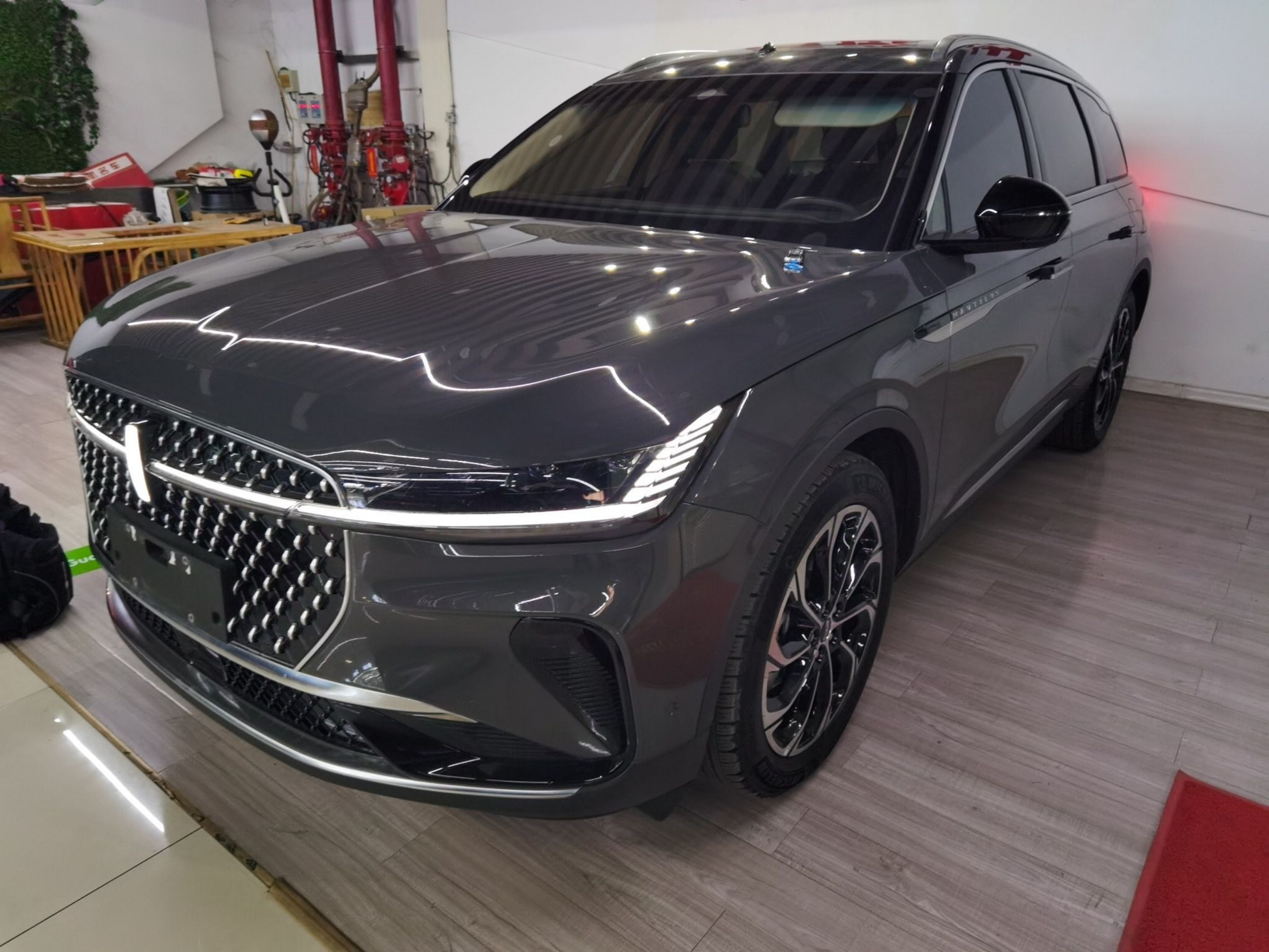 Под передней частью автомобиля