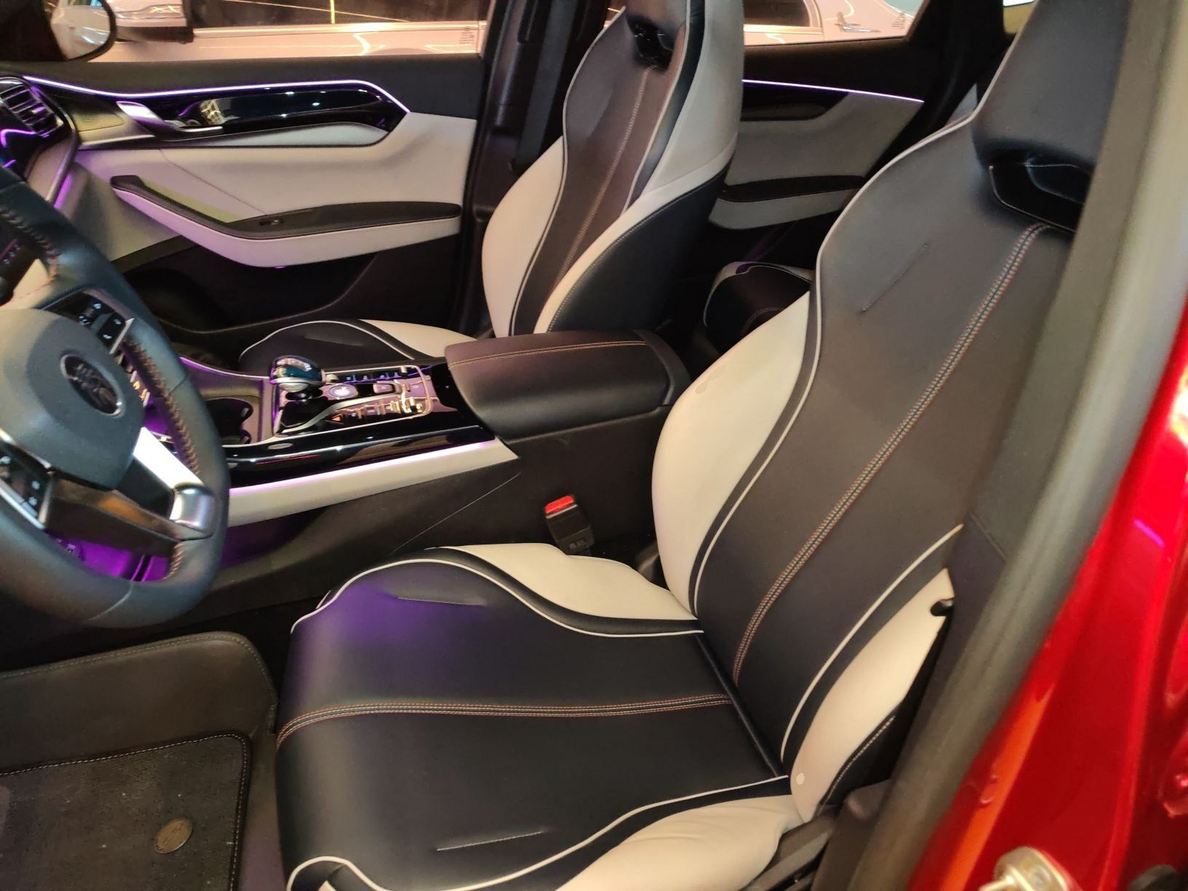 Переднее сиденье в автомобиле