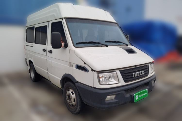 Used Iveco Daily 2021 2.5T A35 M1 Passenger Van 5-9 Seater Short Wheelbase Mid-Roof Design Dual Tires Side Sliding Door
