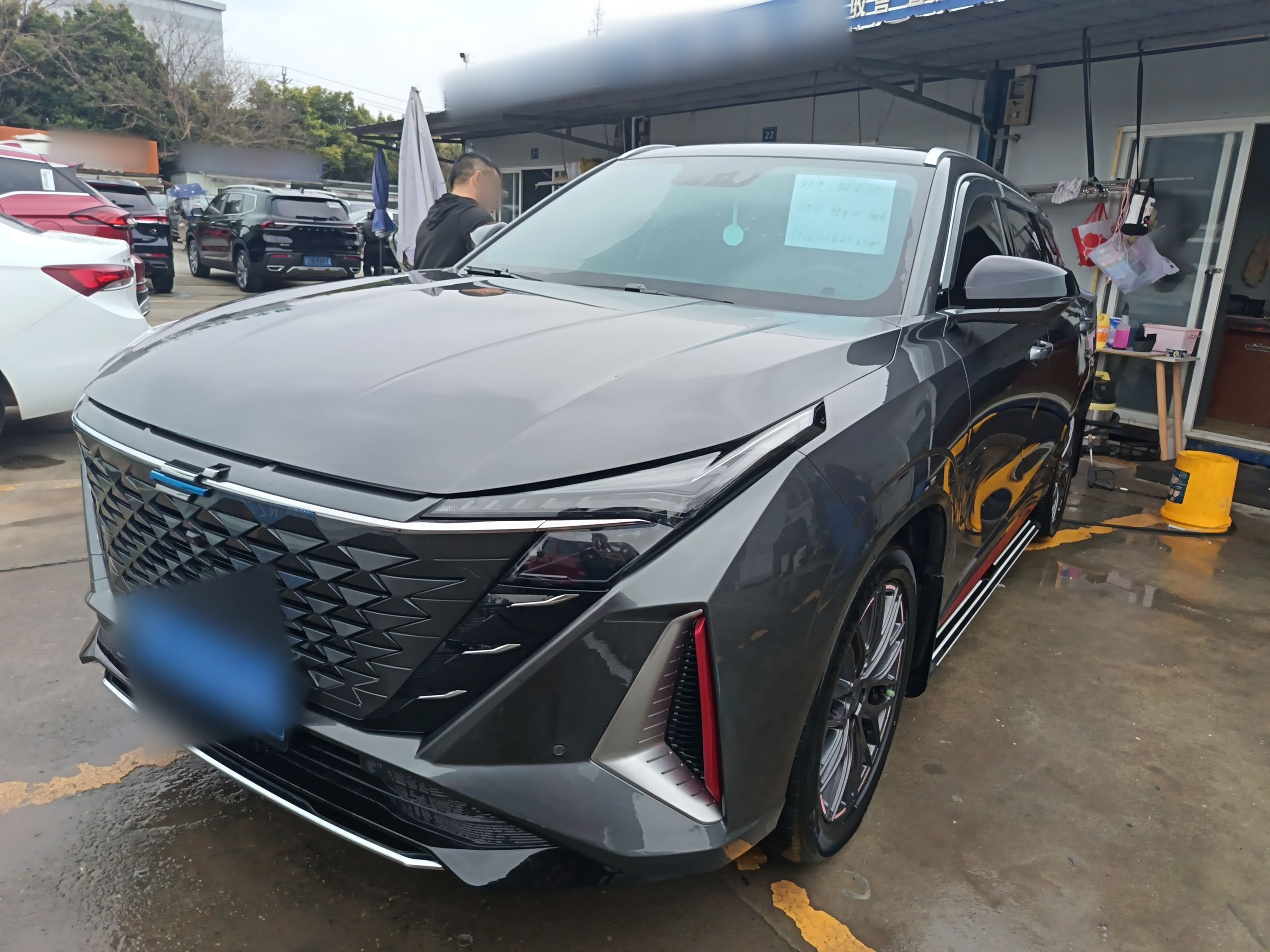 تحت مقدمة السيارة