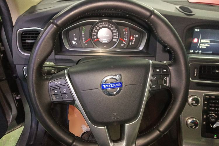 Used Volvo S60 2014 S60L 2.0T Zhiyuan Edition
