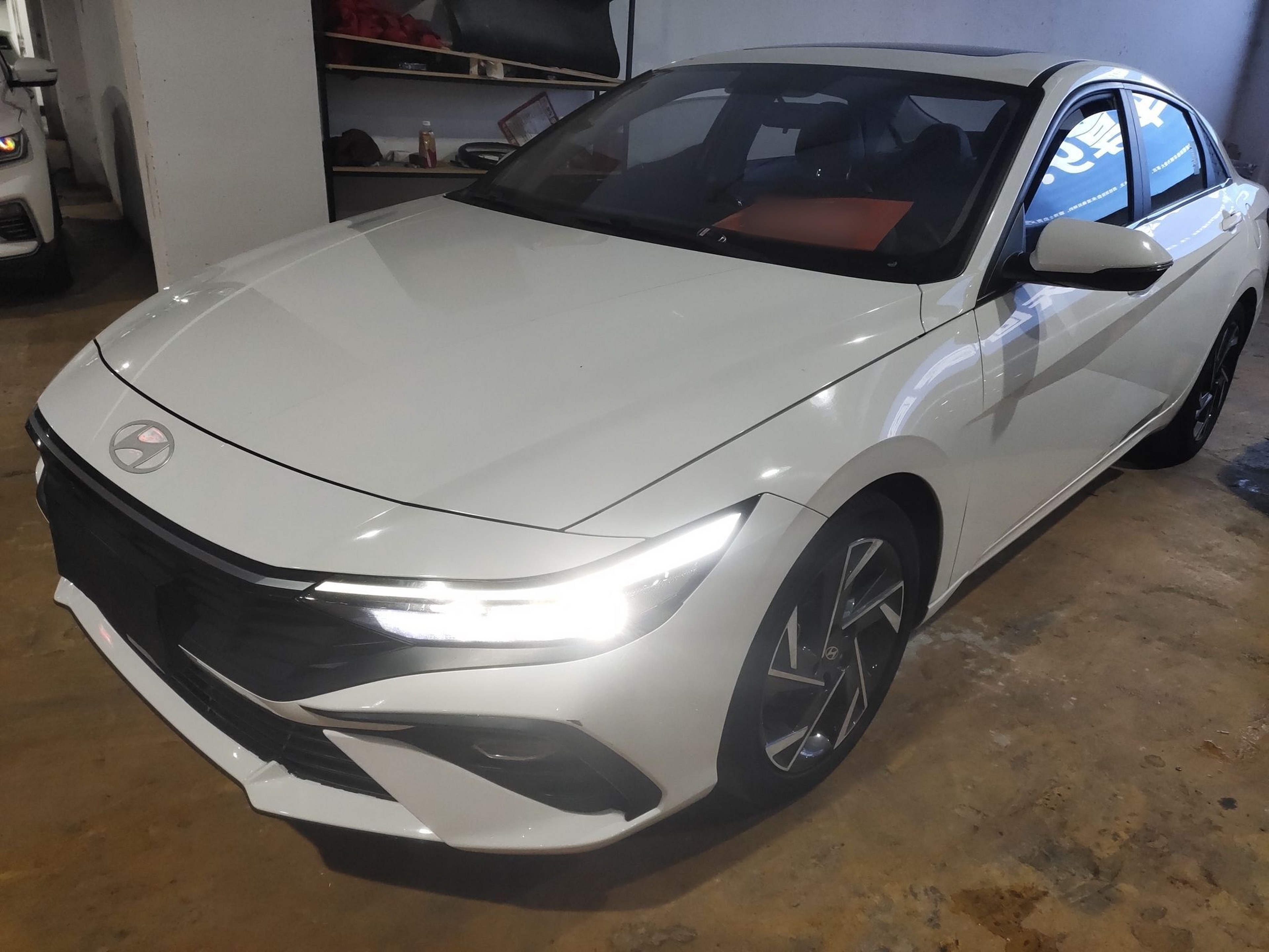 Под передней частью автомобиля